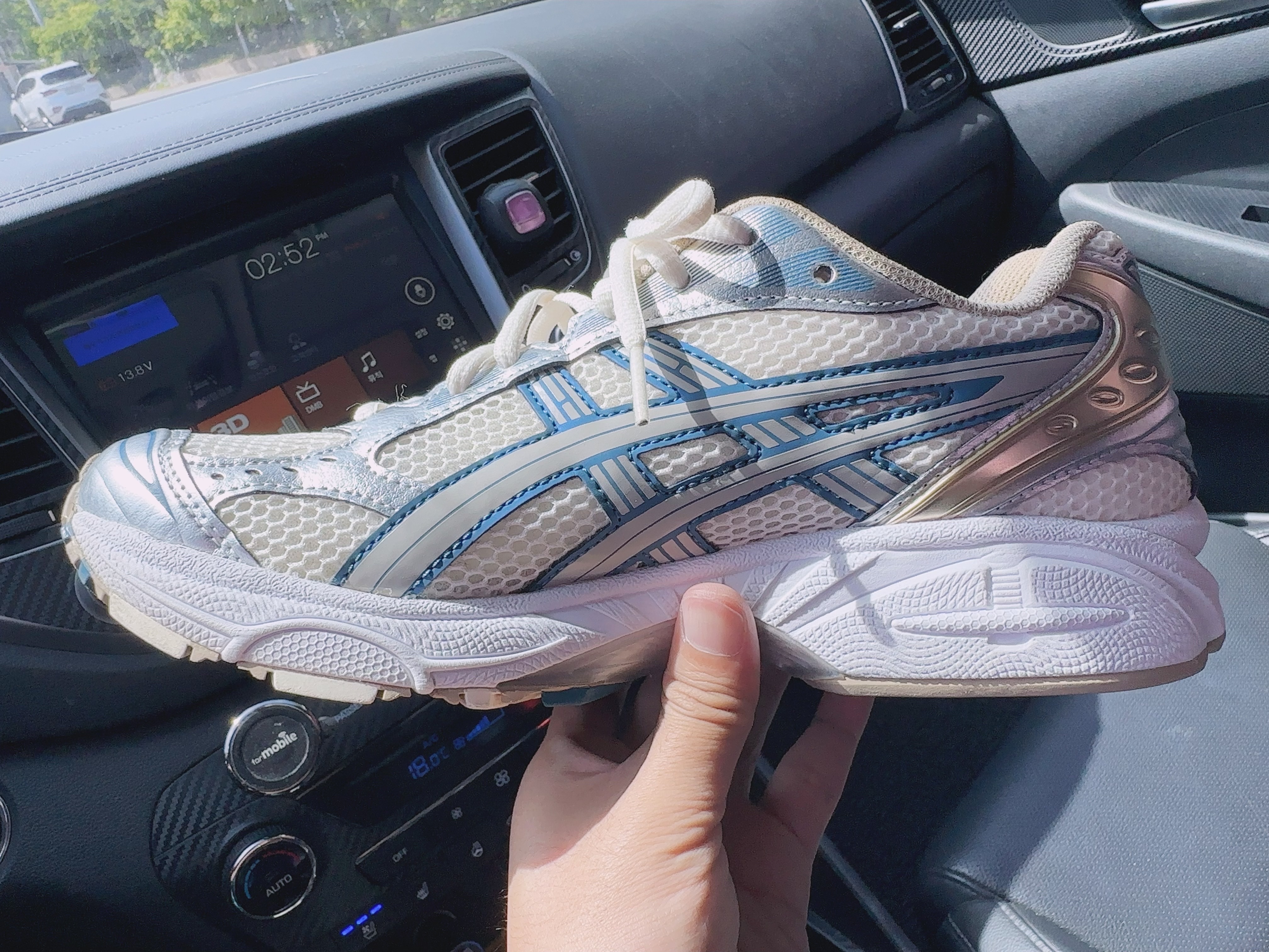 Asics Gel-Kayano 14 Cream Pure Silver 착용 스타일 - 4