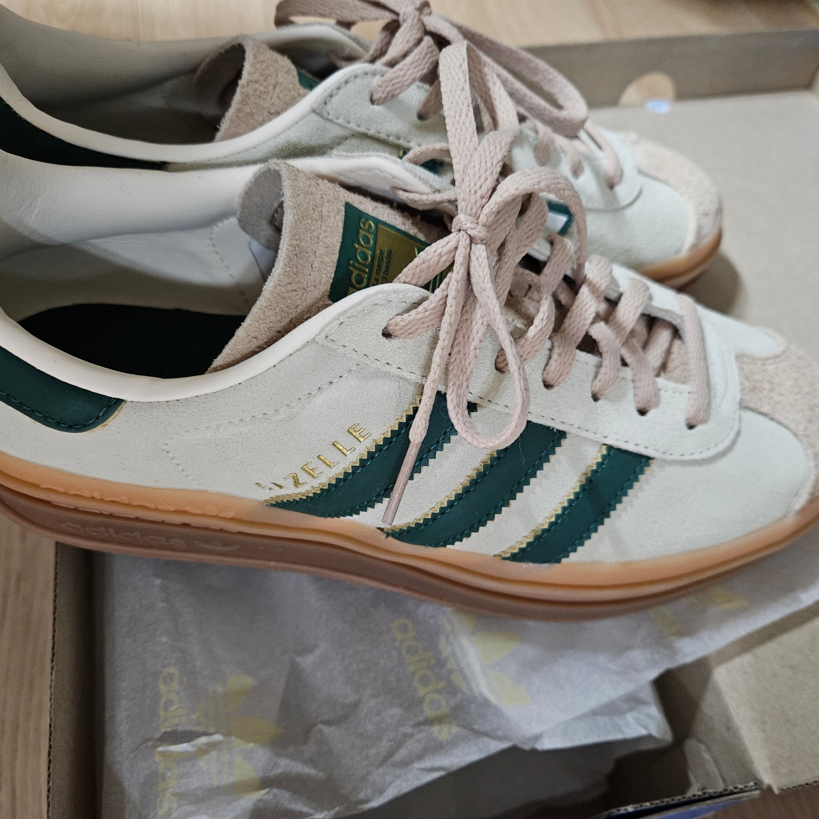 (W) Adidas Gazelle Bold Cream White Collegiate Green 착용 스타일 - 2