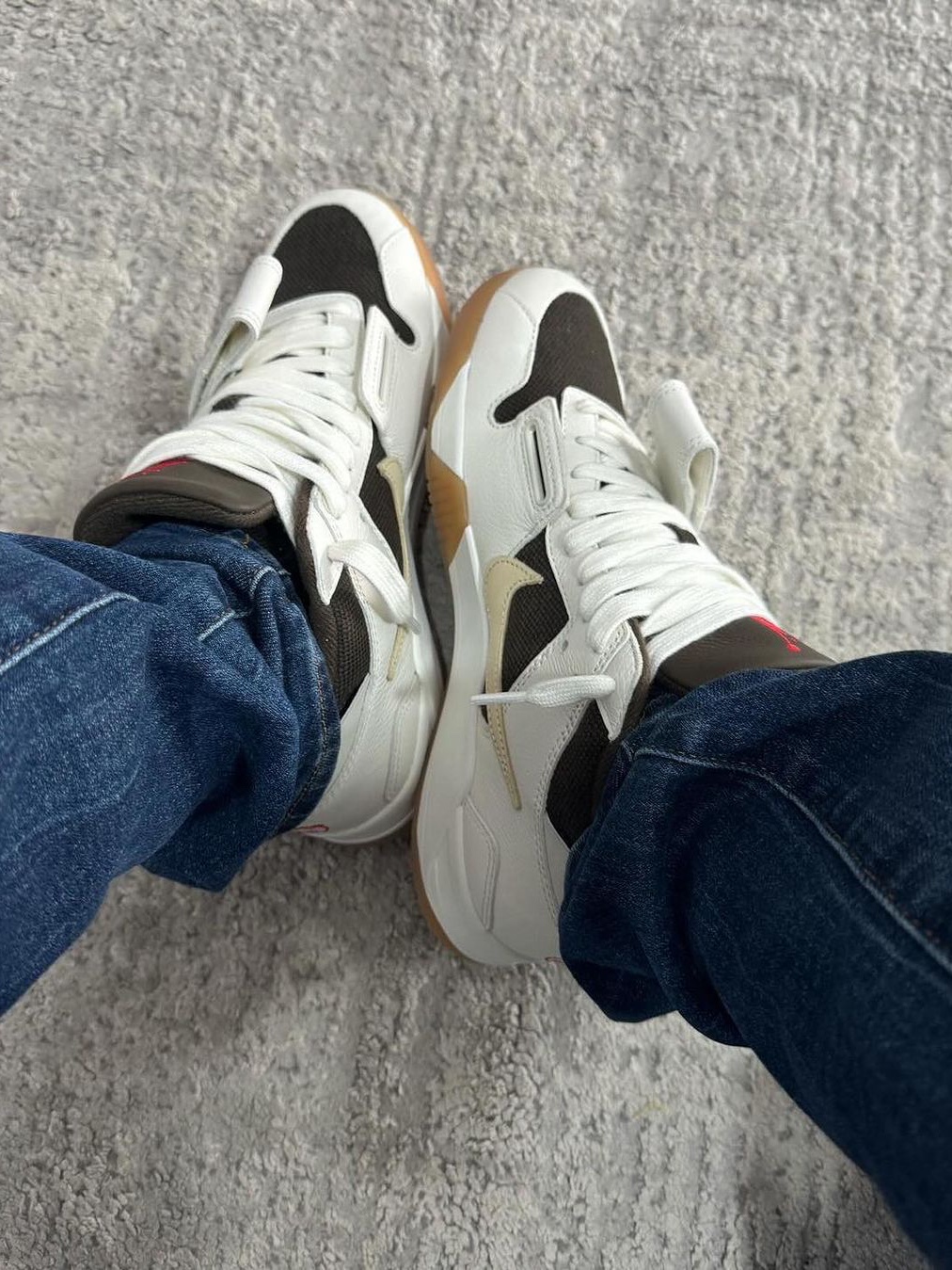 Jordan x Travis Scott Jumpman Jack TR Sail and Dark Mocha 착용 스타일 - 2
