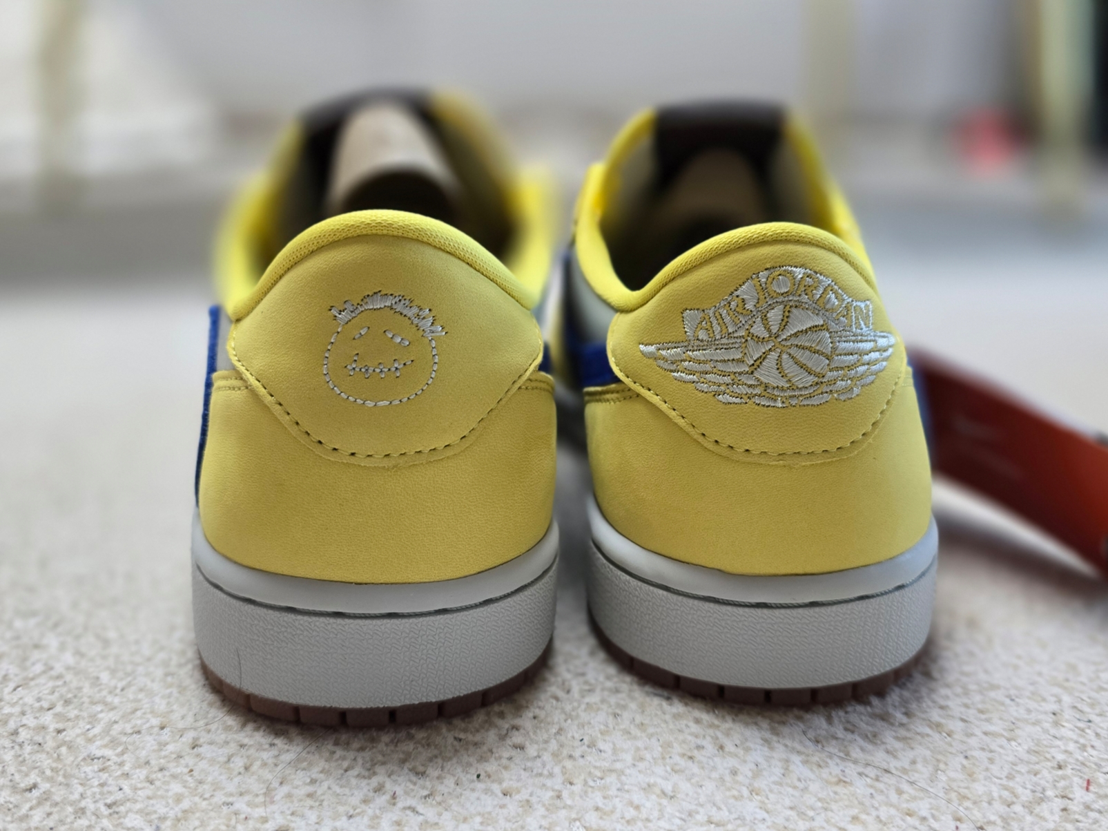 (W) Jordan 1 x Travis Scott Retro Low OG SP Canary 착용 스타일 - 4