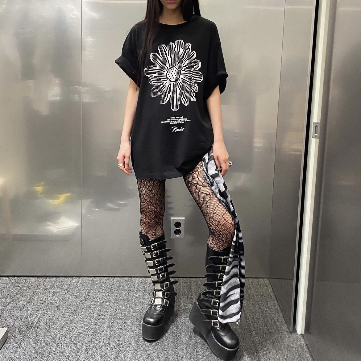 Mardi X Nardis Dot Flower T Shirt Box Fit Black 착용 스타일