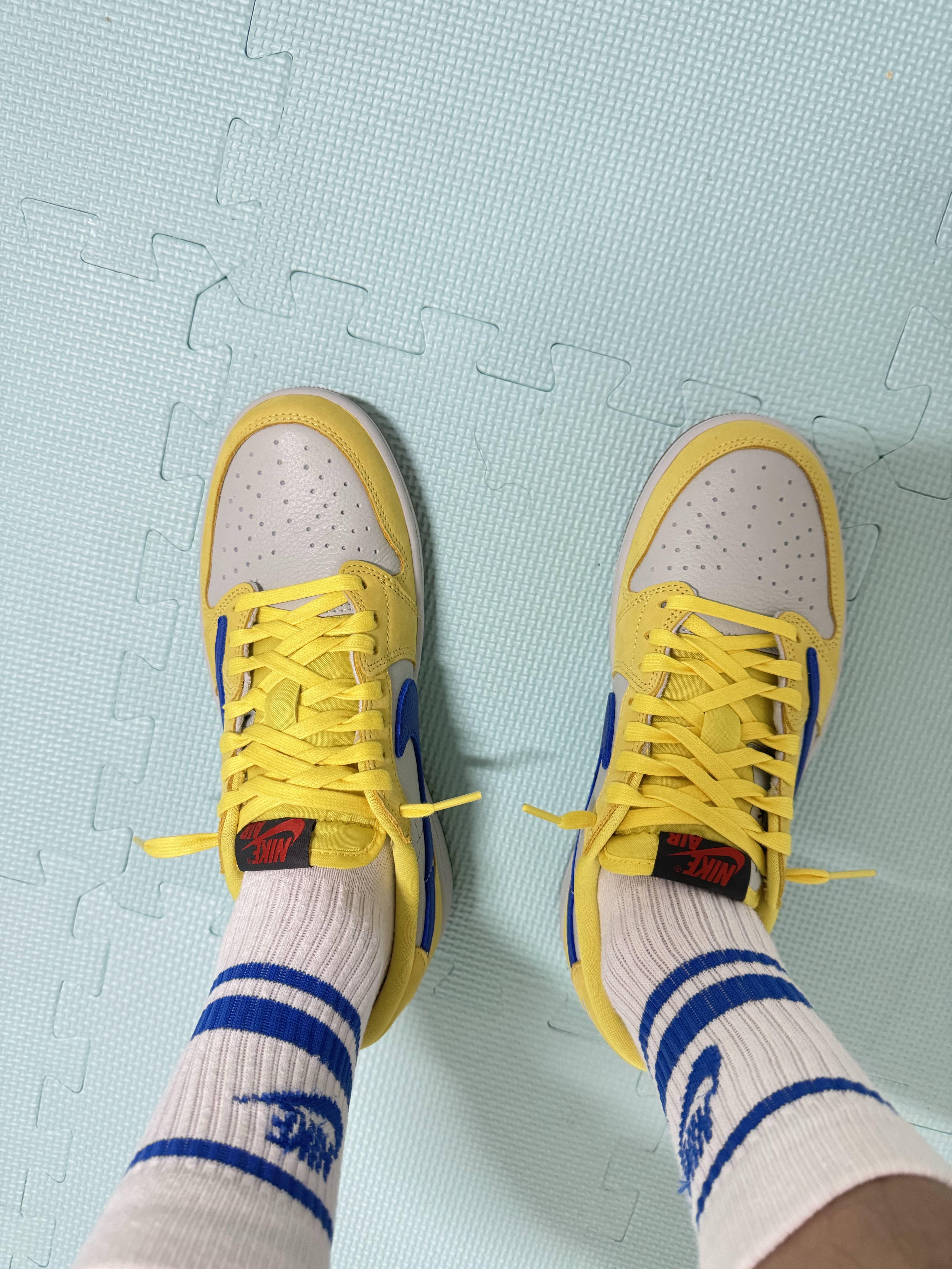 (W) Jordan 1 x Travis Scott Retro Low OG SP Canary, Stussy Kittens T-Shirt White 착용 스타일 - 4