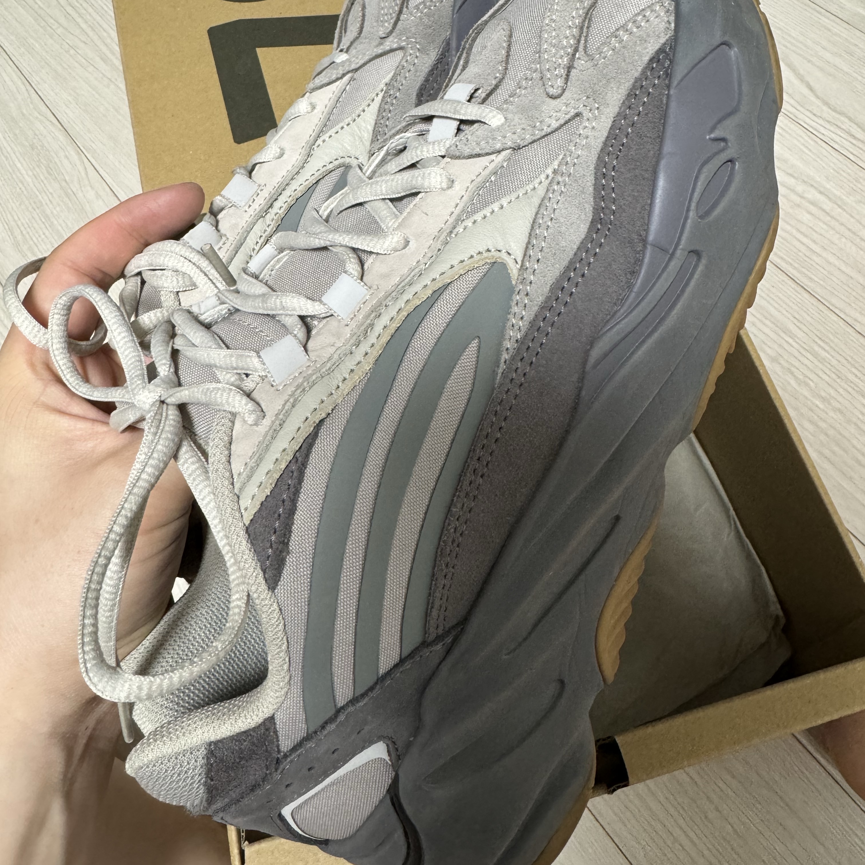Adidas Yeezy Boost 700 V2 Tephra 착용 스타일