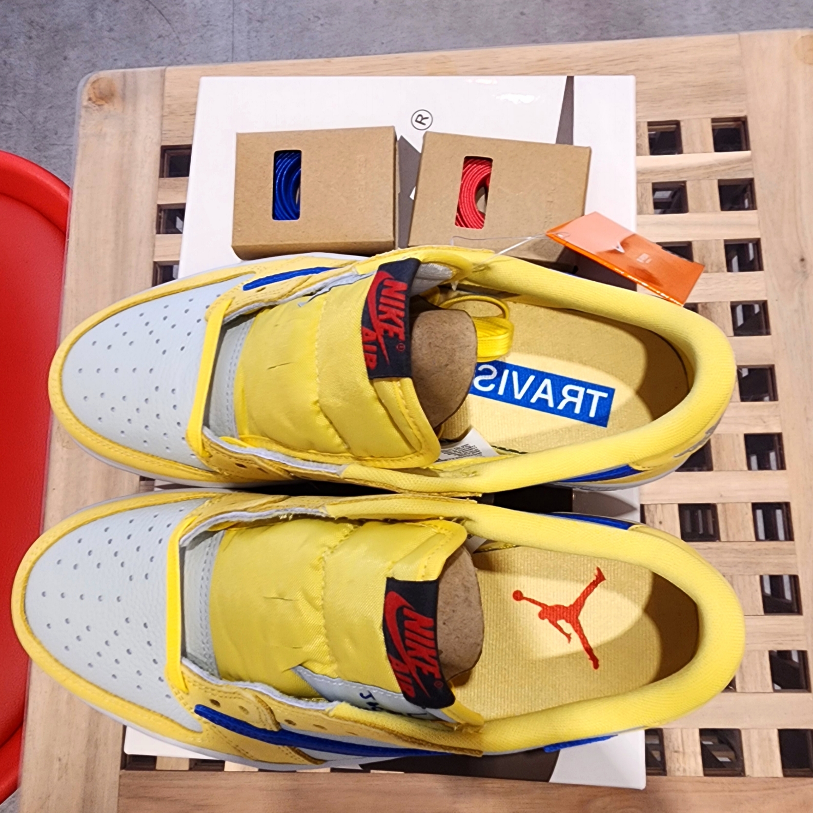 (W) Jordan 1 x Travis Scott Retro Low OG SP Canary 착용 스타일 - 4
