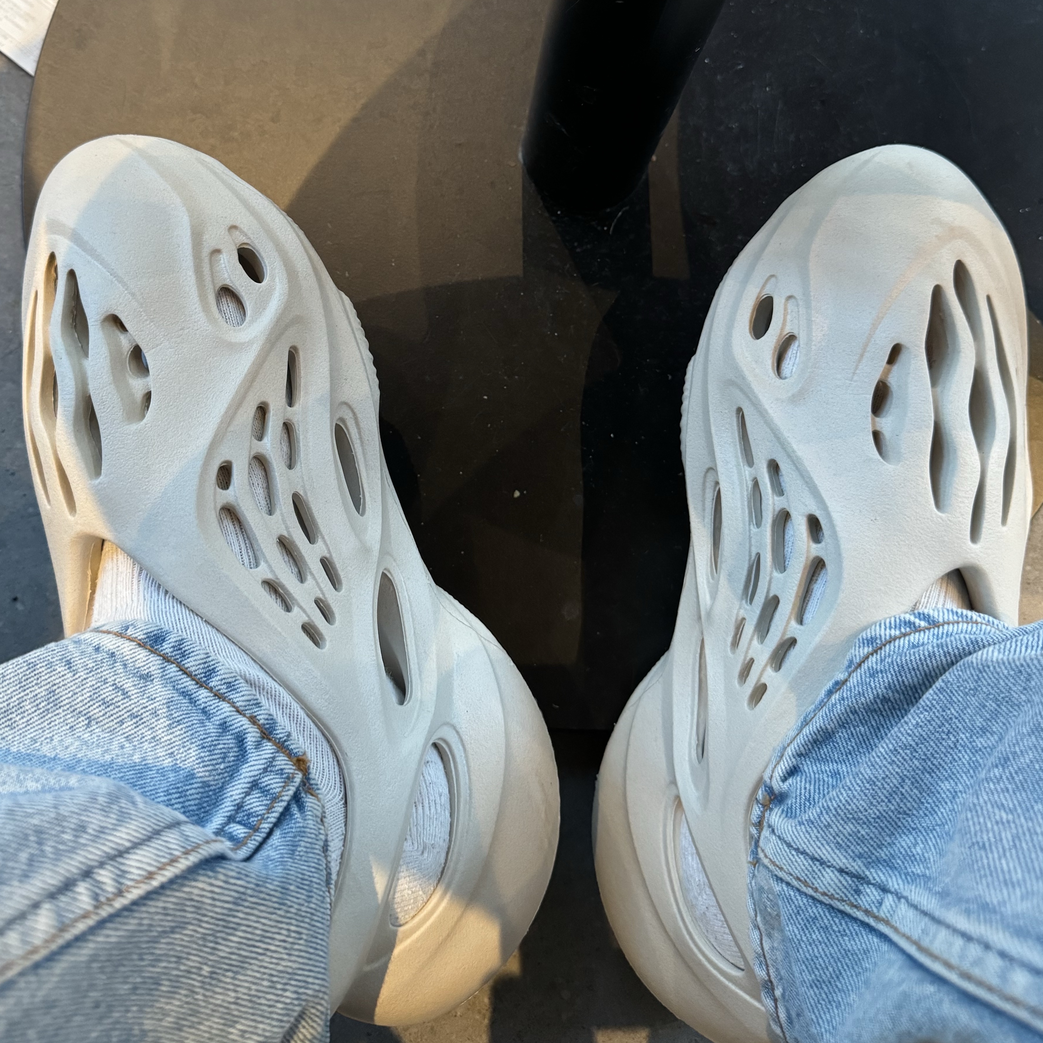 Adidas Yeezy Foam RNNR Sand 착용 스타일