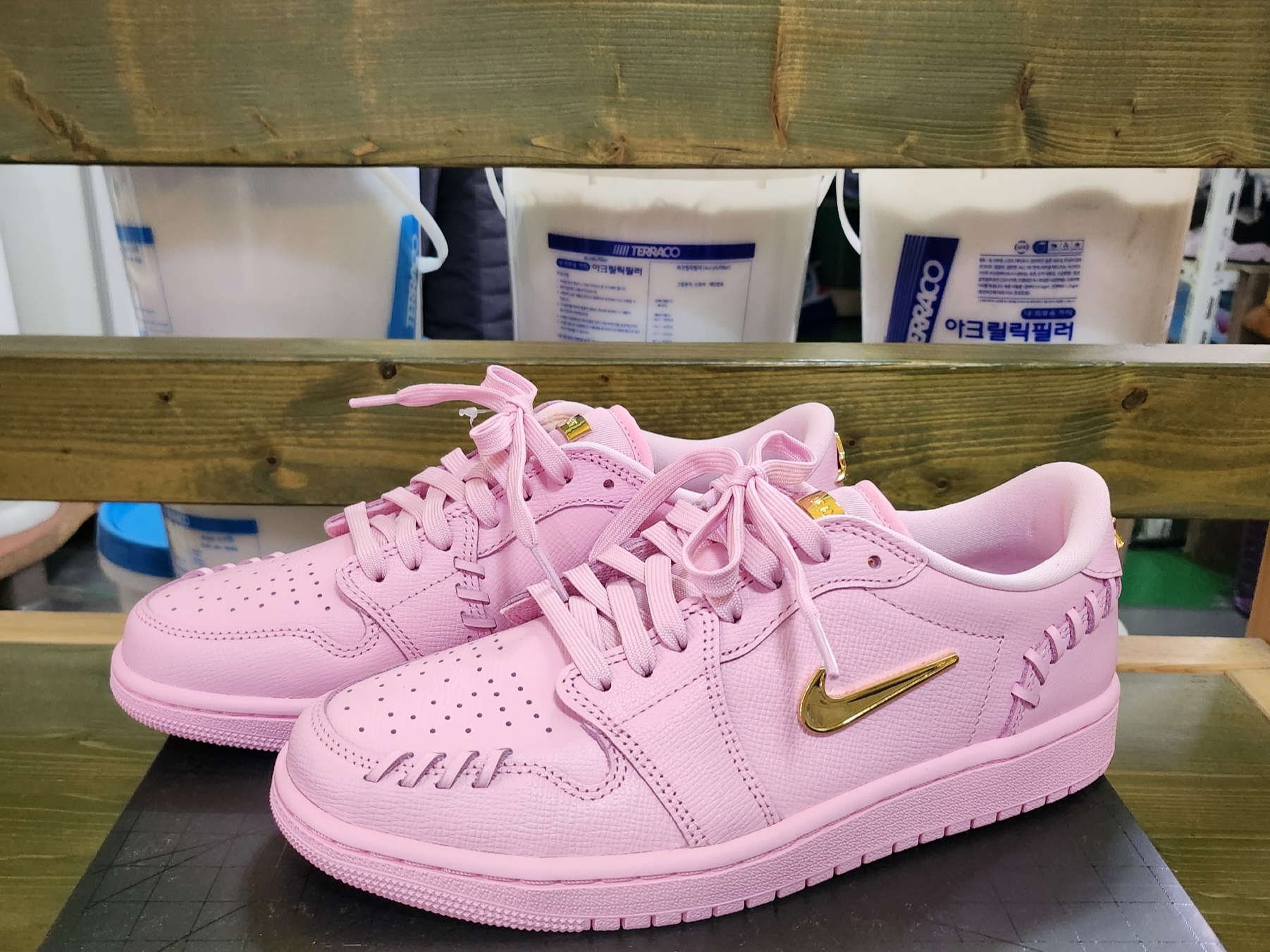 (W) Jordan 1 Low Method of Make Metallic Pink Metallic Gold 착용 스타일 - 2