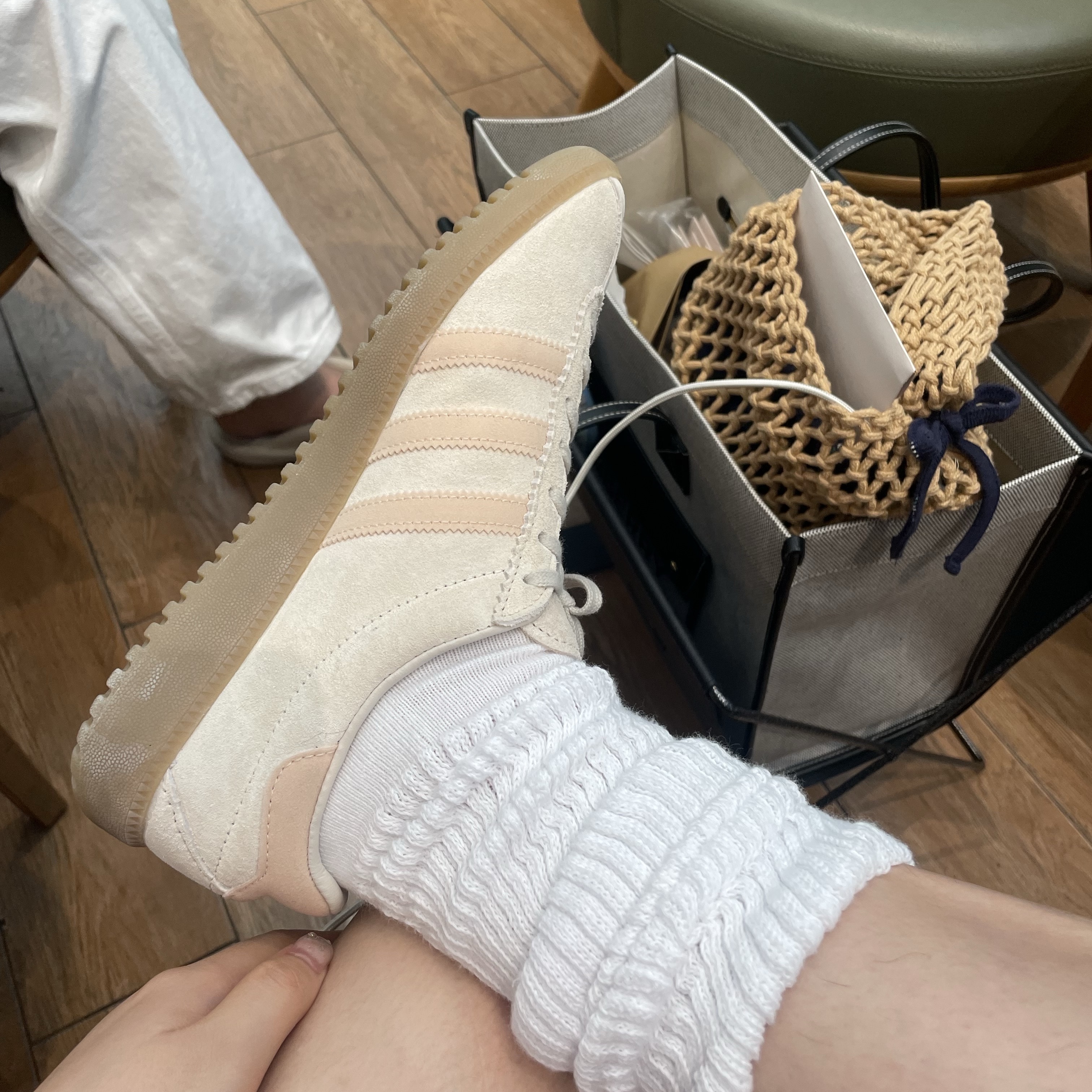 Adidas Bermuda Wonder White 착용 스타일