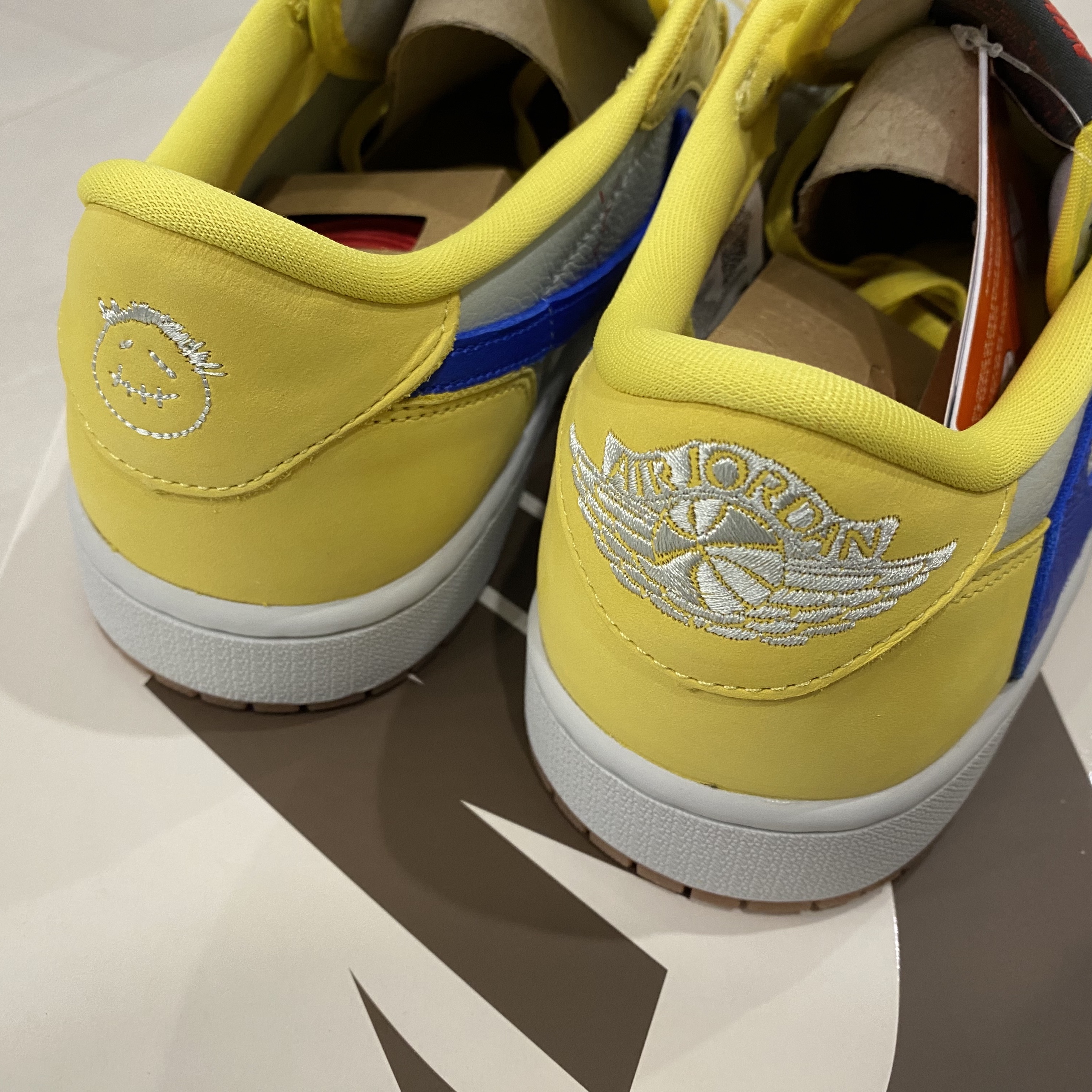 (W) Jordan 1 x Travis Scott Retro Low OG SP Canary 착용 스타일 - 3