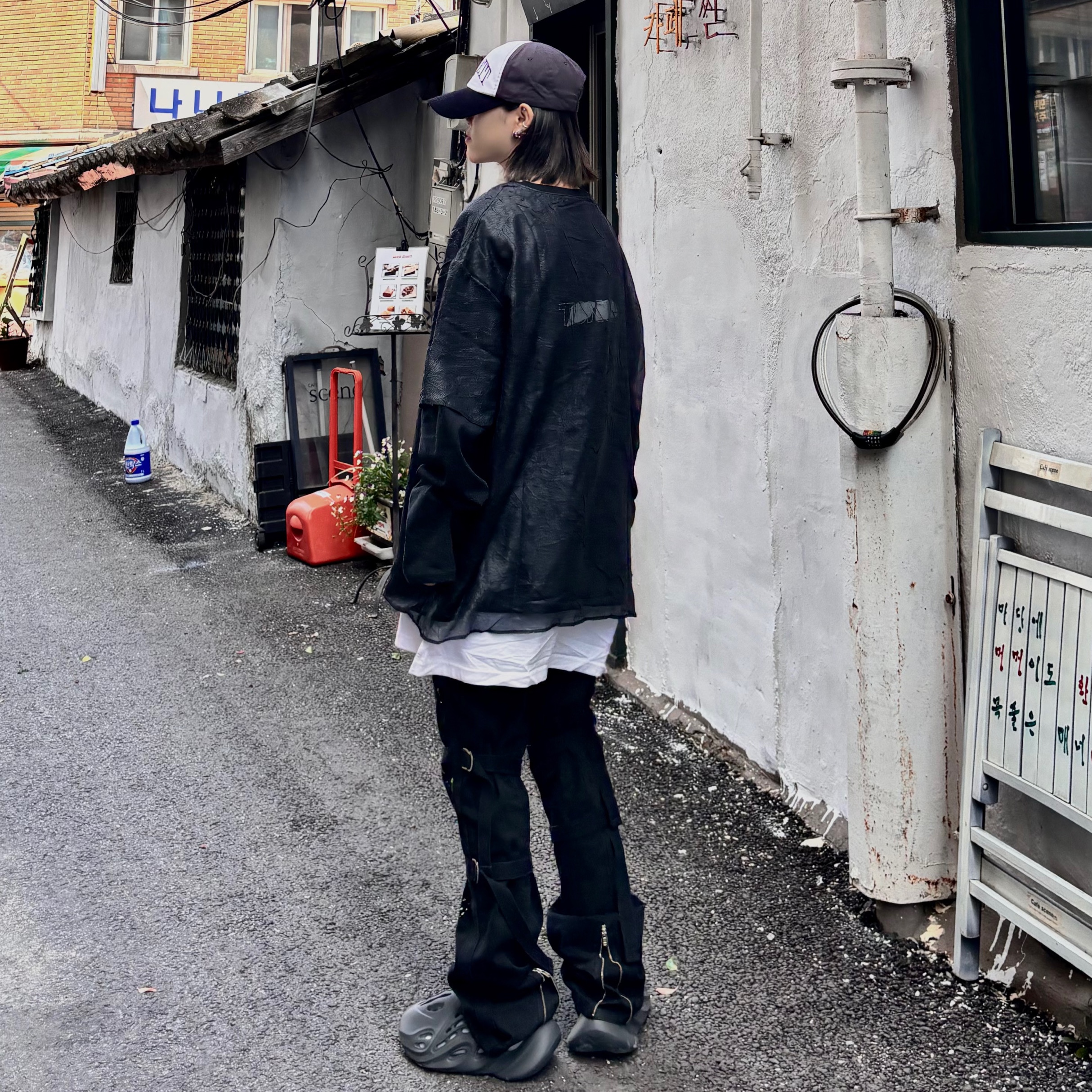 Adidas Yeezy Foam RNNR Carbon 착용 스타일 - 3