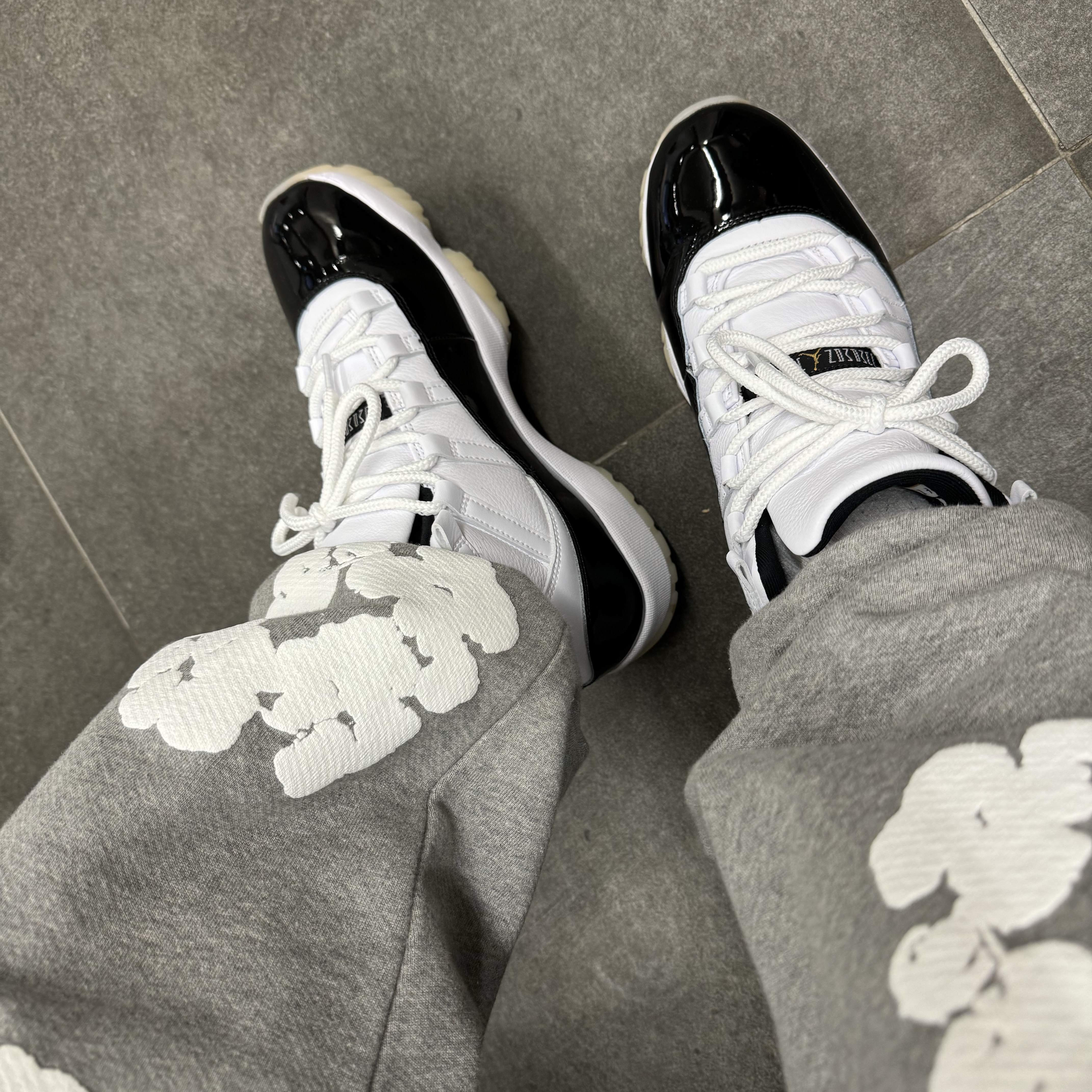 Jordan 11 Retro Gratitude, Denim Tears The Cotton Wreath Sweatpants Grey 착용 스타일