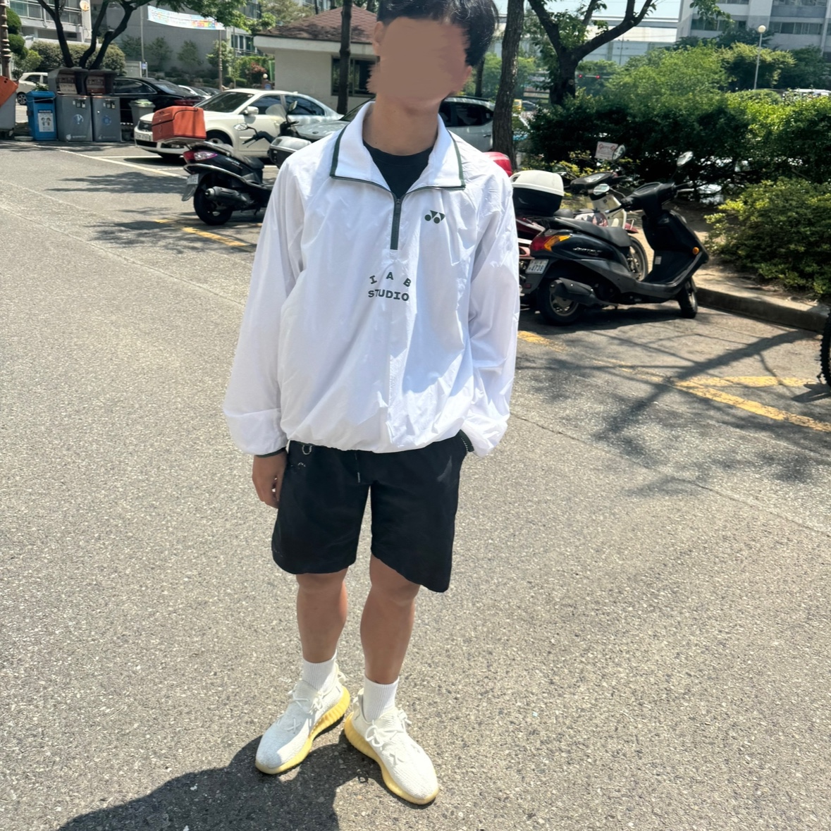 Adidas Yeezy Boost 350 V2 Cream/Triple White, IAB Studio x Yonex Woven Pullover White 착용 스타일