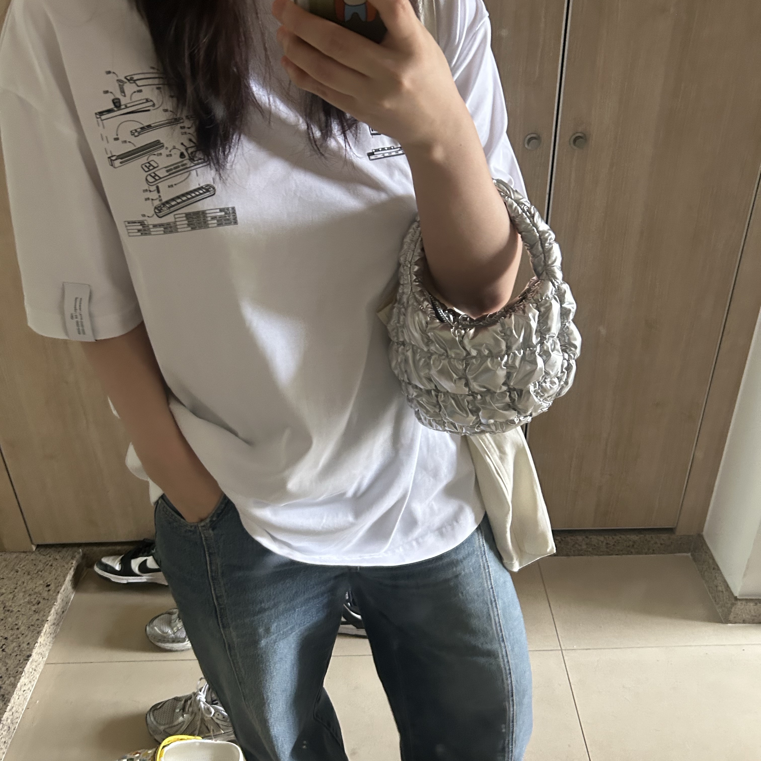 COS Quilted Micro Bag Silver 착용 스타일 - 2