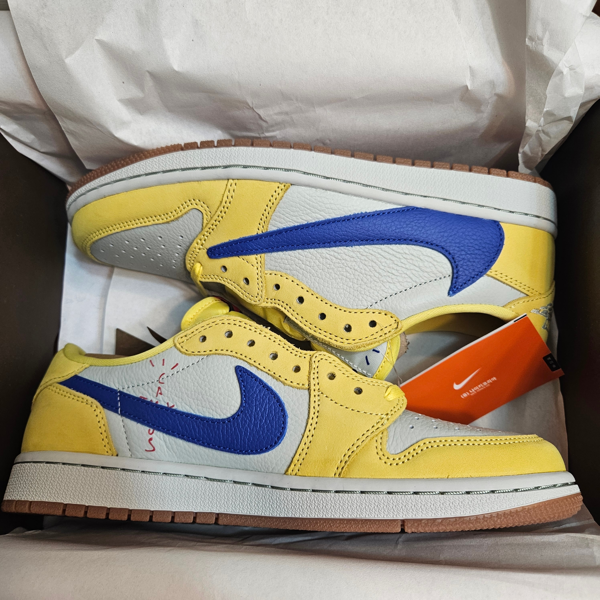 (W) Jordan 1 x Travis Scott Retro Low OG SP Canary 착용 스타일 - 1