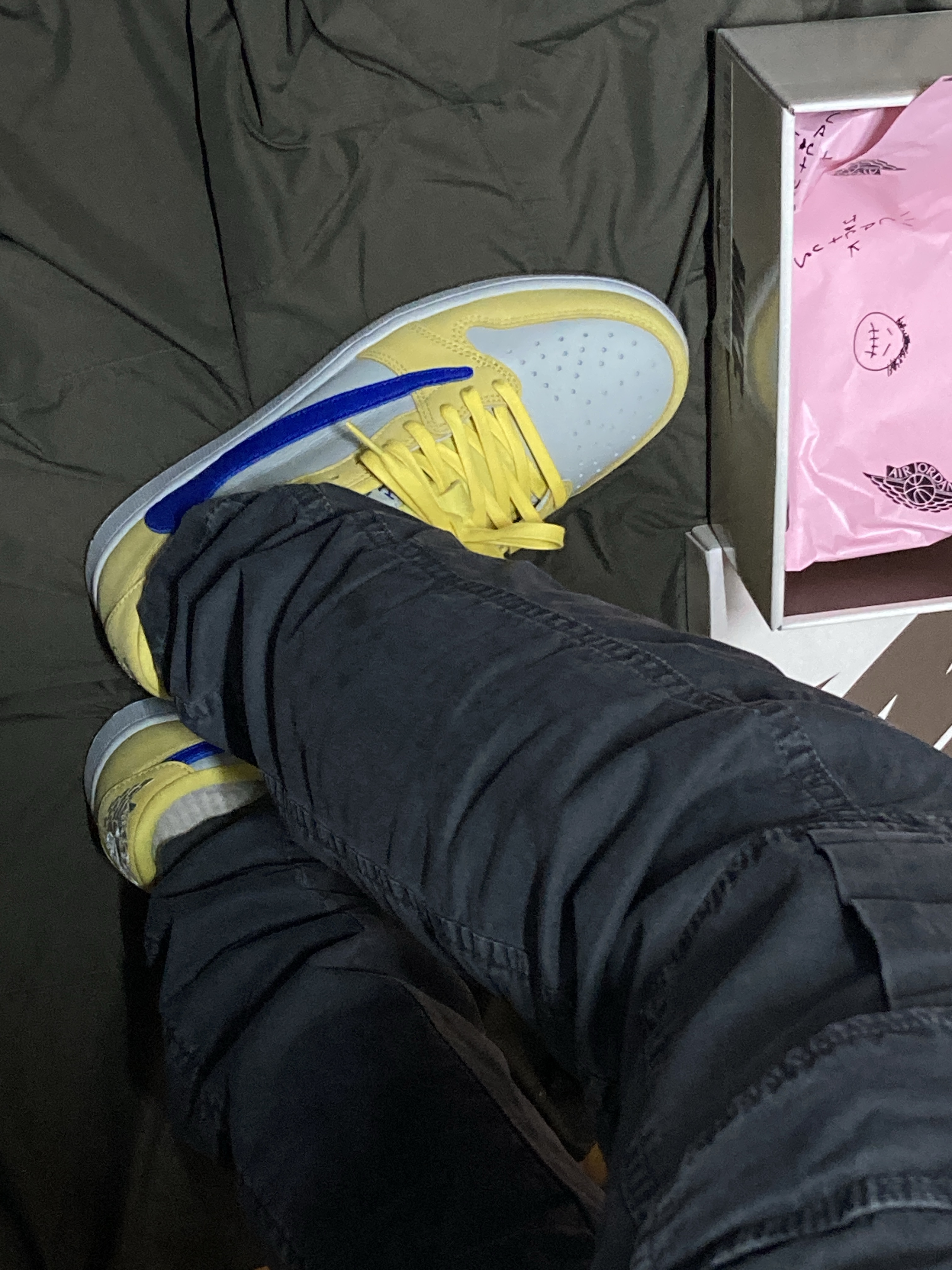 (W) Jordan 1 x Travis Scott Retro Low OG SP Canary 착용 스타일 - 4