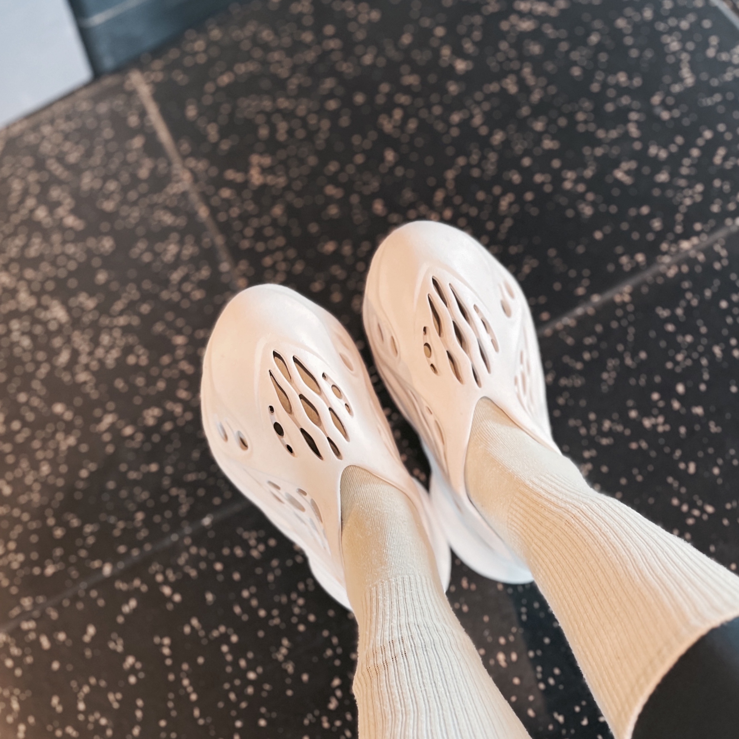 Adidas Yeezy Foam RNNR Sand 착용 스타일