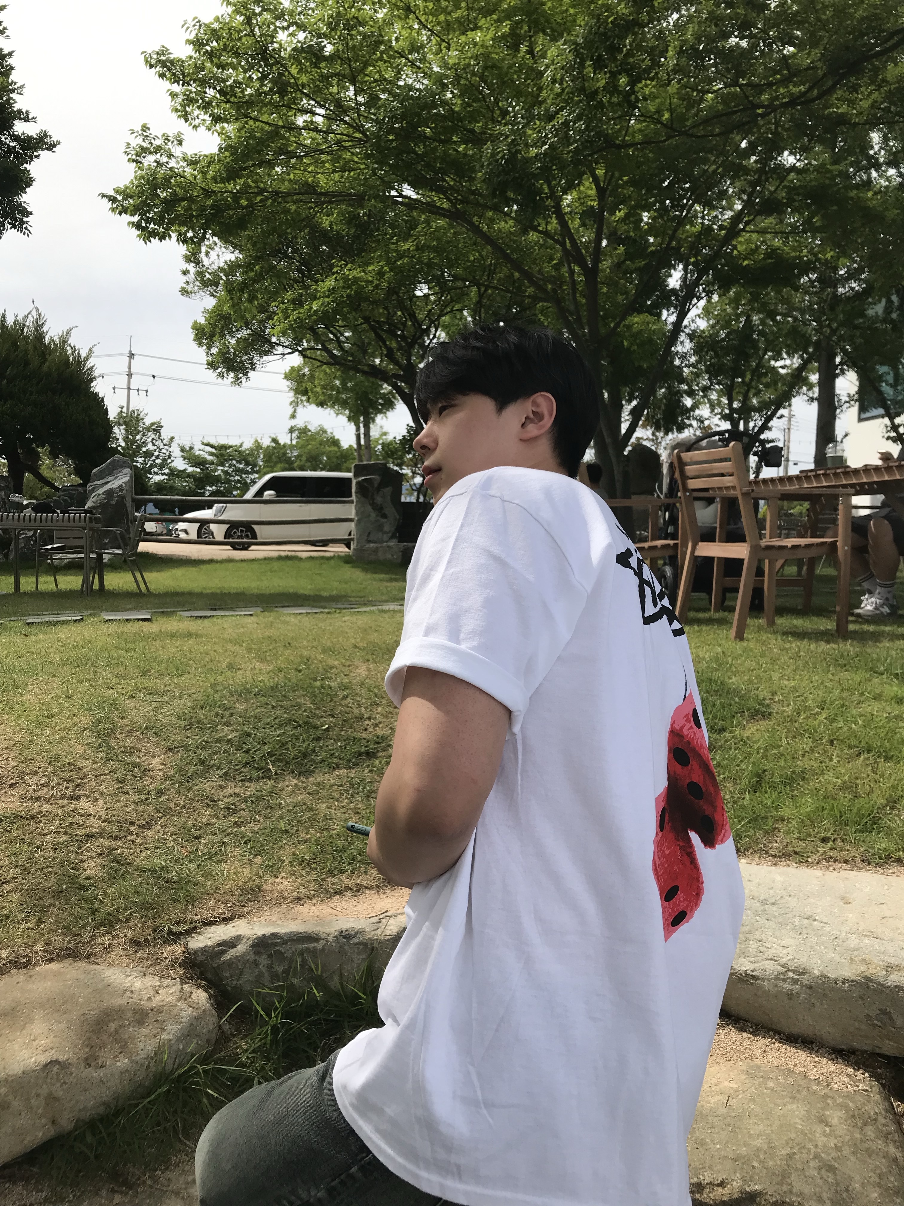 Stussy Fuzzy Dice T-Shirt White 착용 스타일 - 2