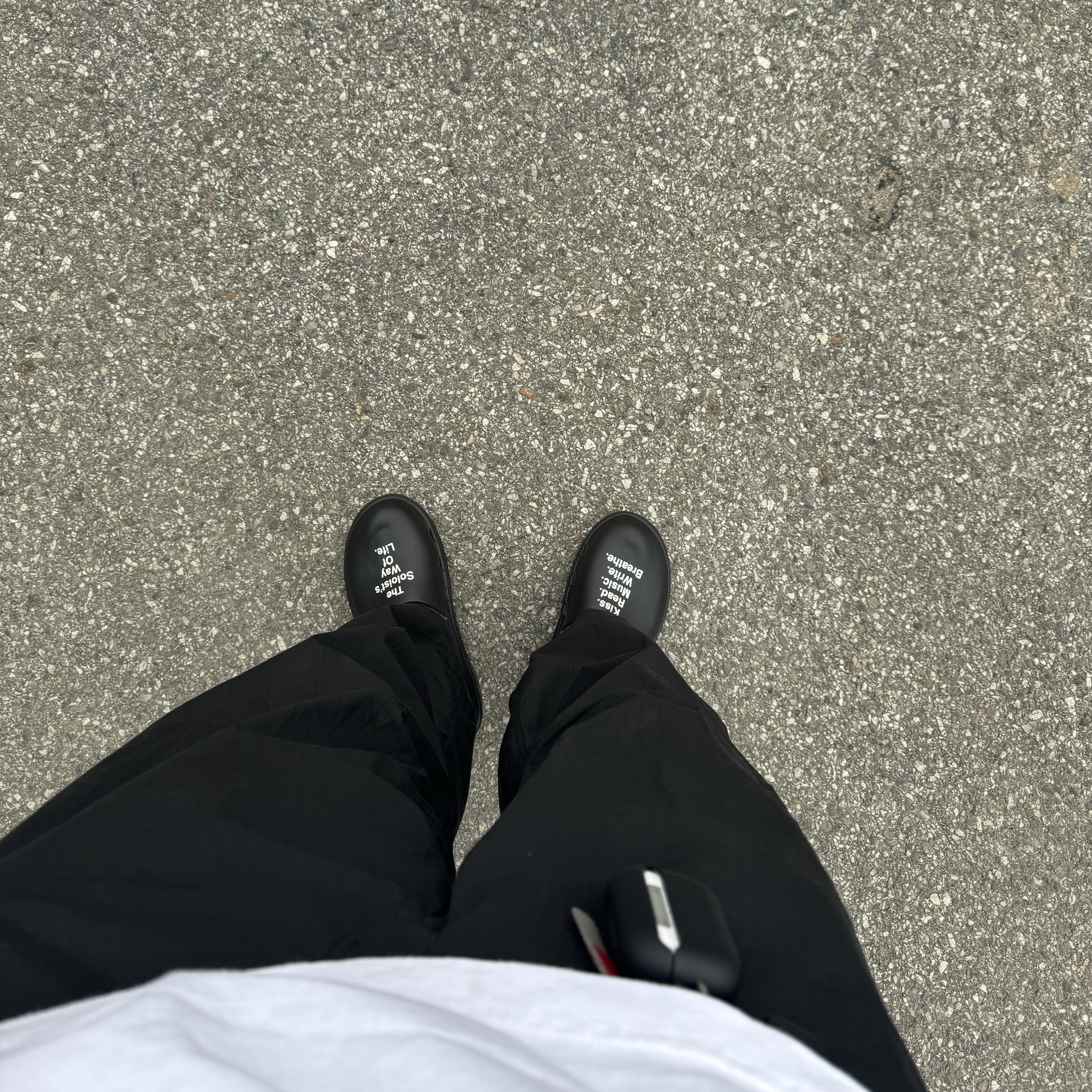 Oofos x Takahiromiyashita The Soloist The Soloist's Way Of Life Clog Black White 착용 스타일 - 1