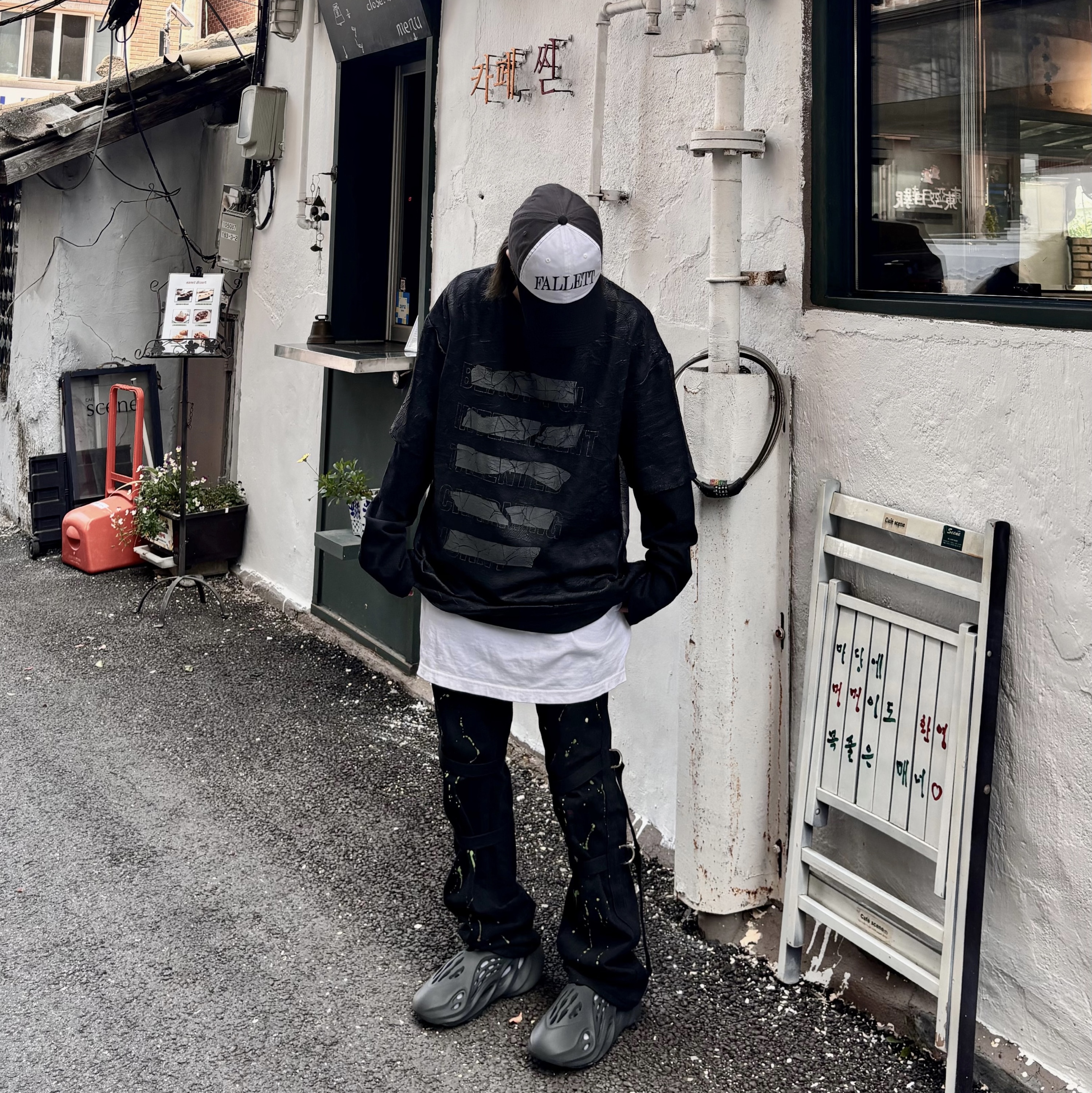 Adidas Yeezy Foam RNNR Carbon 착용 스타일 - 1