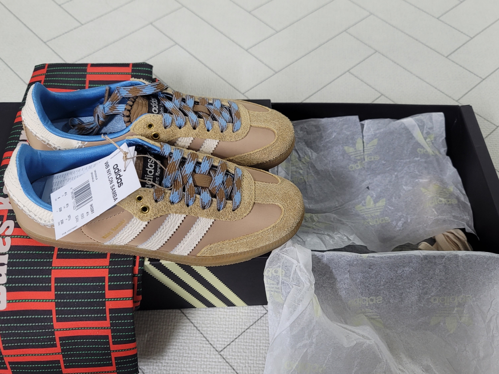 (W) Jordan 1 x Travis Scott Retro Low OG SP Canary, Adidas x Wales Bonner Samba Supplier Colour Wonder White 착용 스타일 - 4