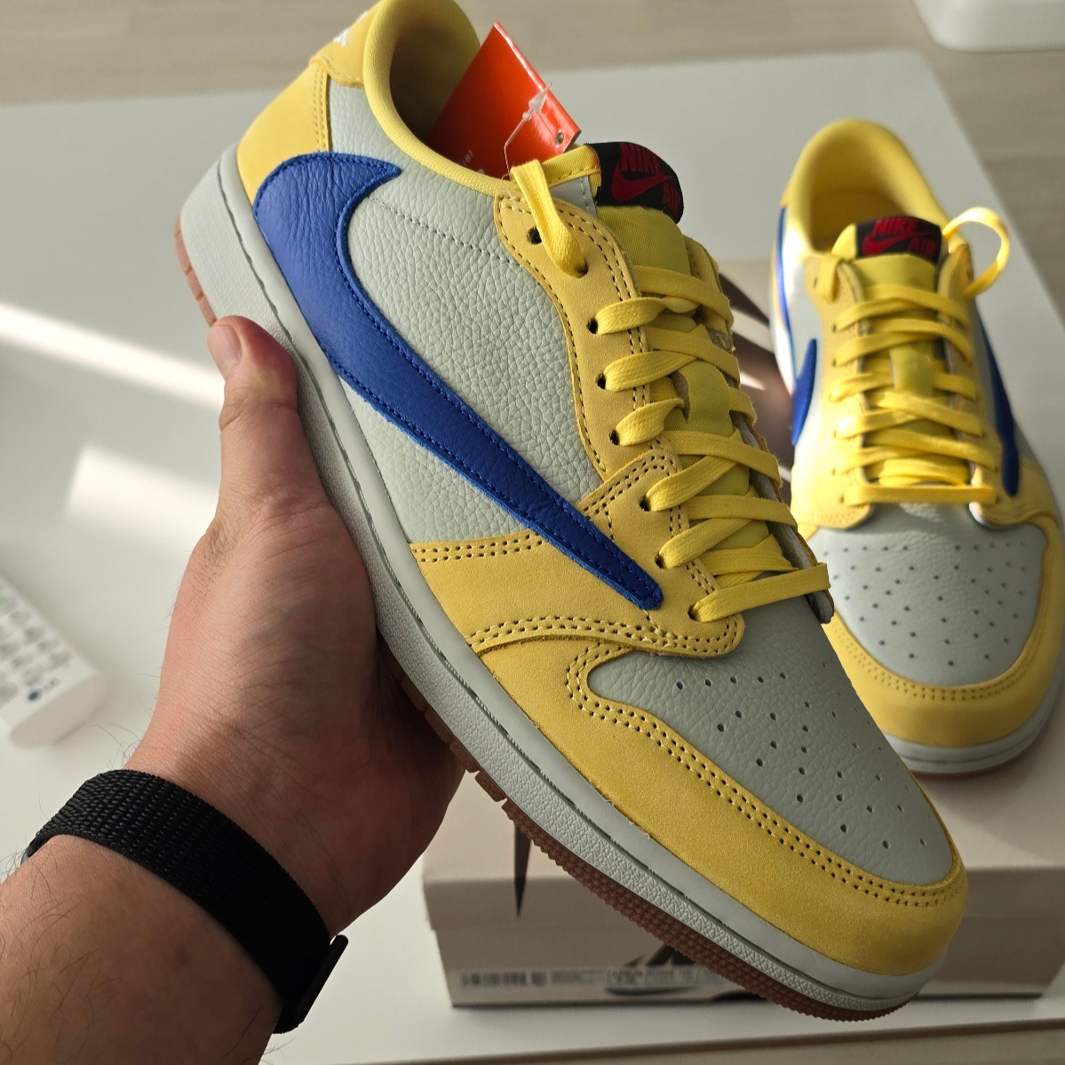(W) Jordan 1 x Travis Scott Retro Low OG SP Canary 착용 스타일 - 4