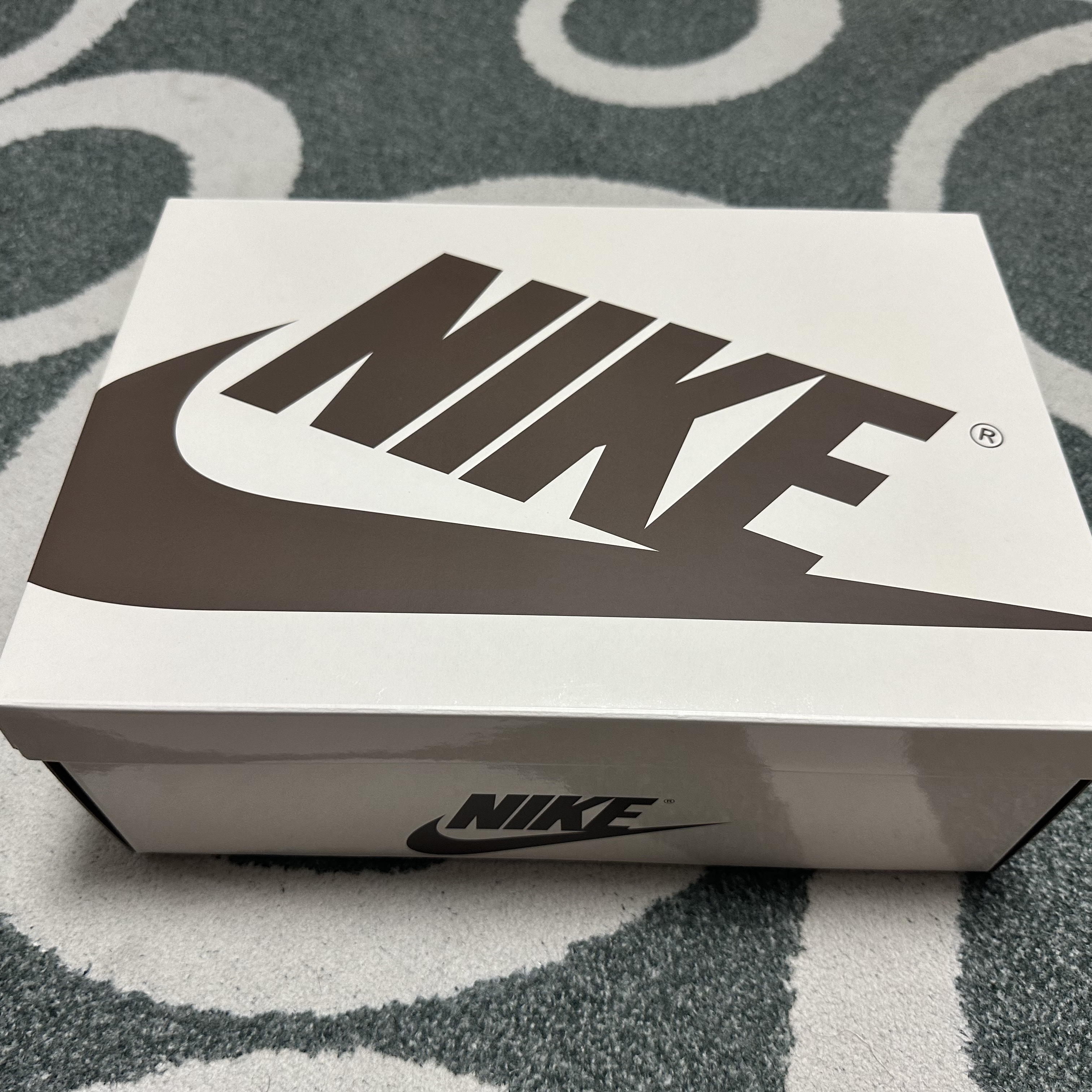 (W) Jordan 1 x Travis Scott Retro Low OG SP Canary 착용 스타일 - 1