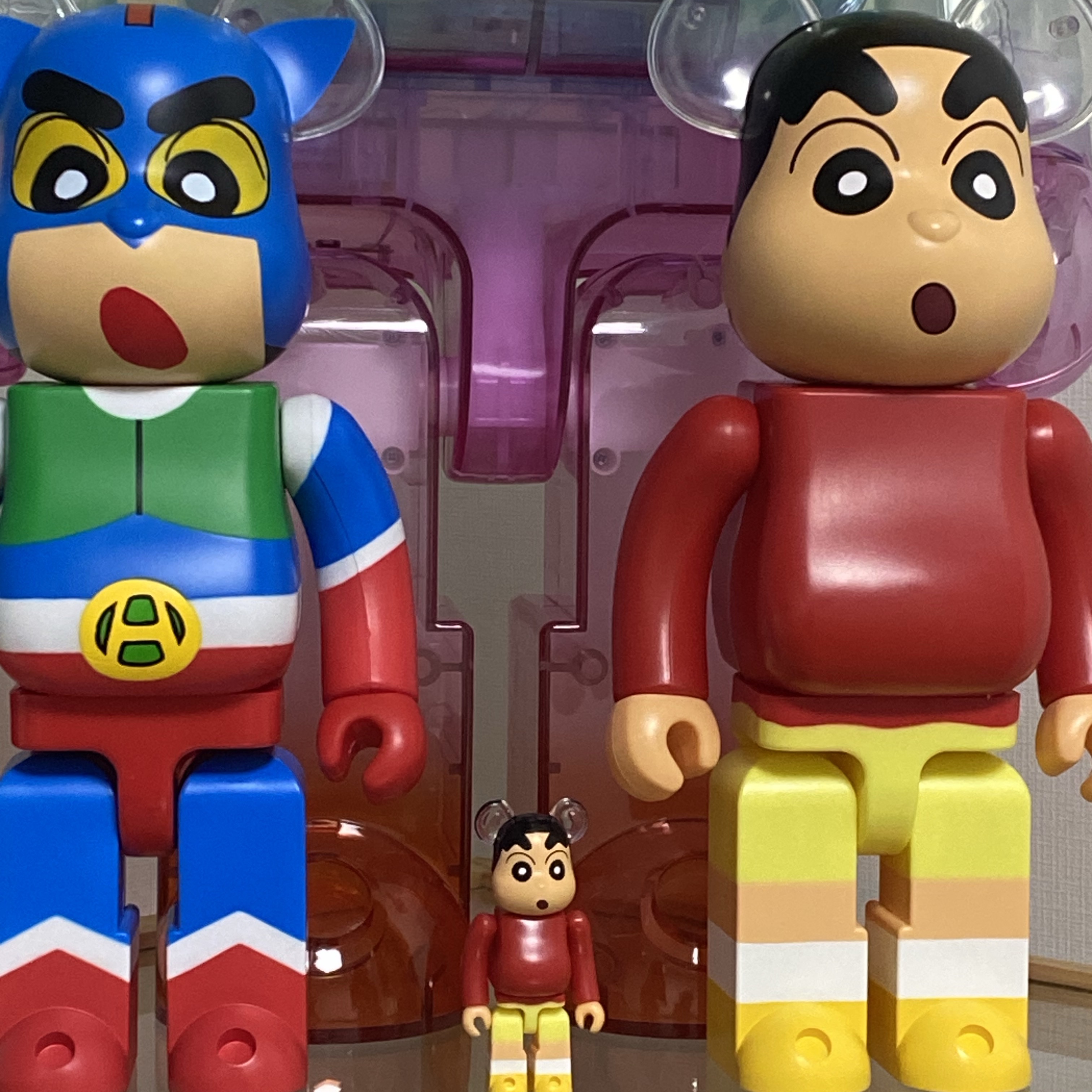 Bearbrick Crayon Shin-chan Action Masked Shin-chan 400% 착용 스타일