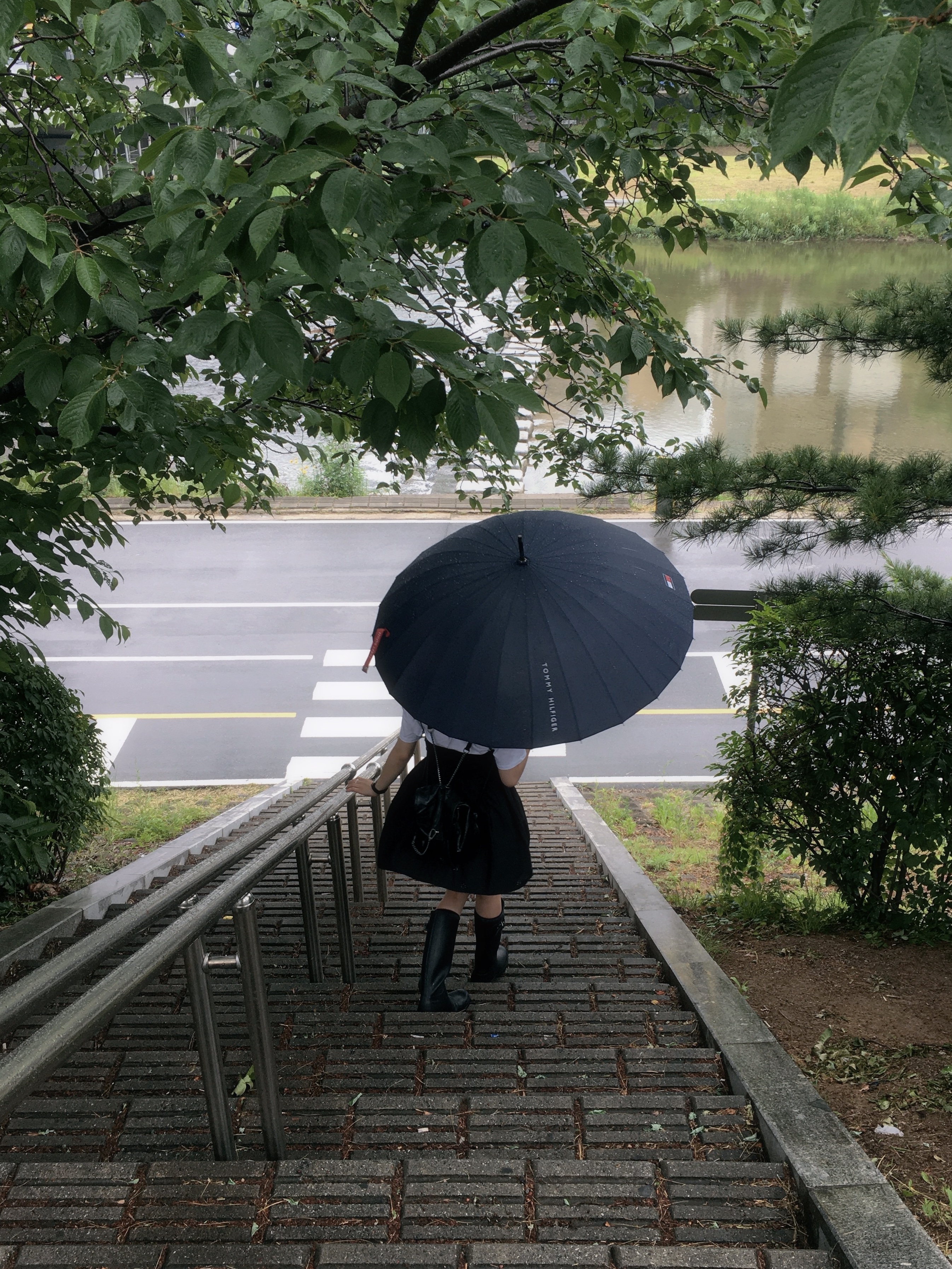 (W) Hunter Original Tall Rain Boots Black, Zara Soft Backpack Rock Black 착용 스타일 - 1