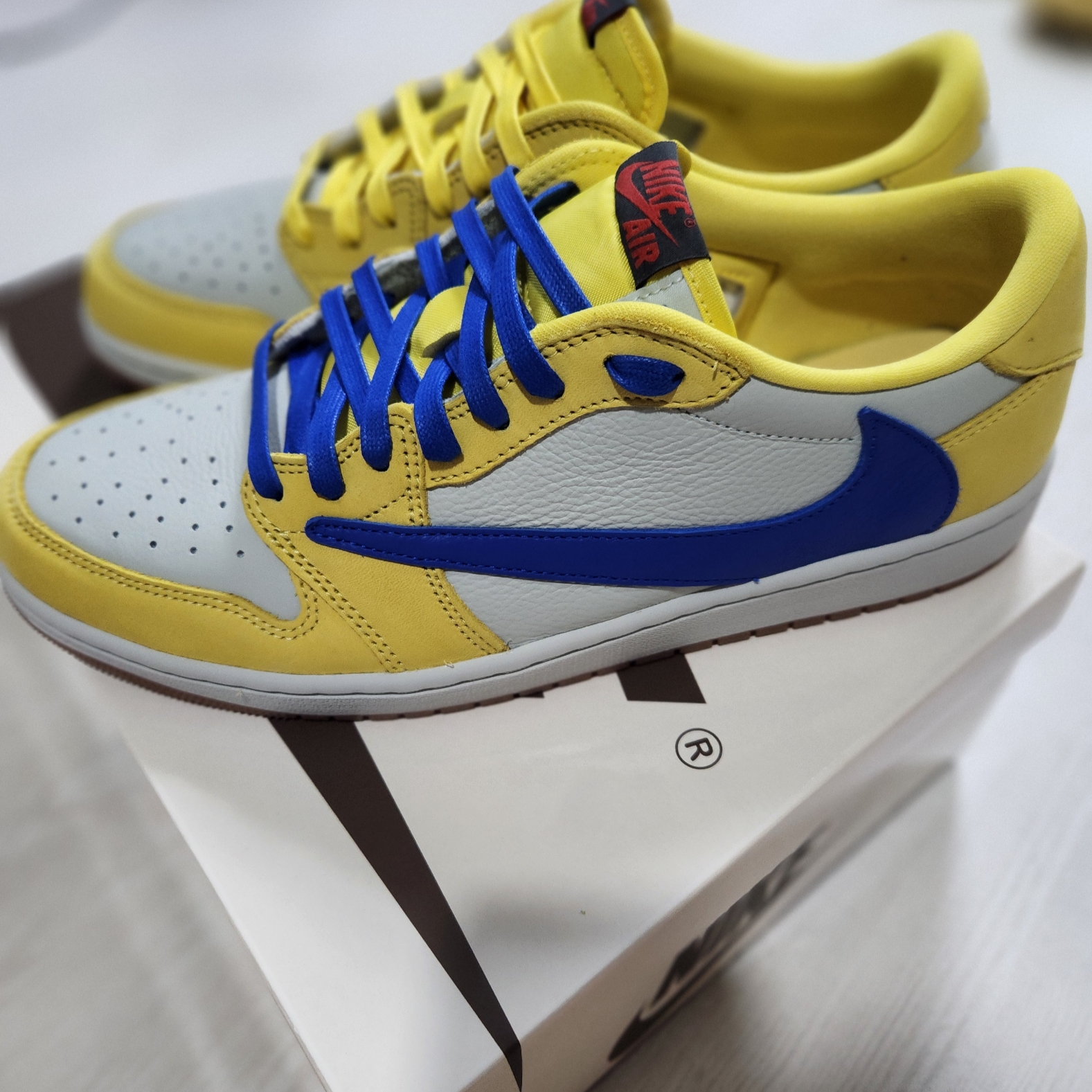 (W) Jordan 1 x Travis Scott Retro Low OG SP Canary 착용 스타일 - 2