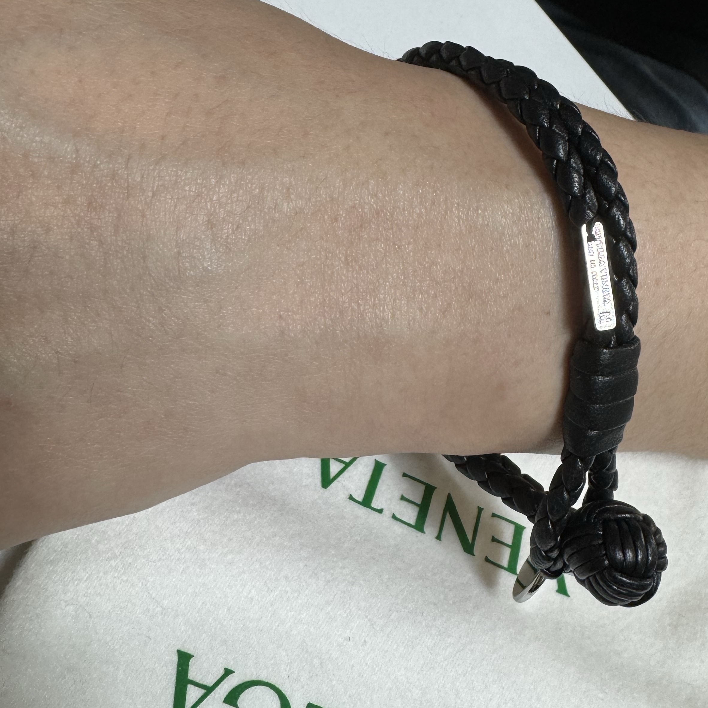 Bottega Veneta Nappa Bracelet Black 착용 스타일 - 2