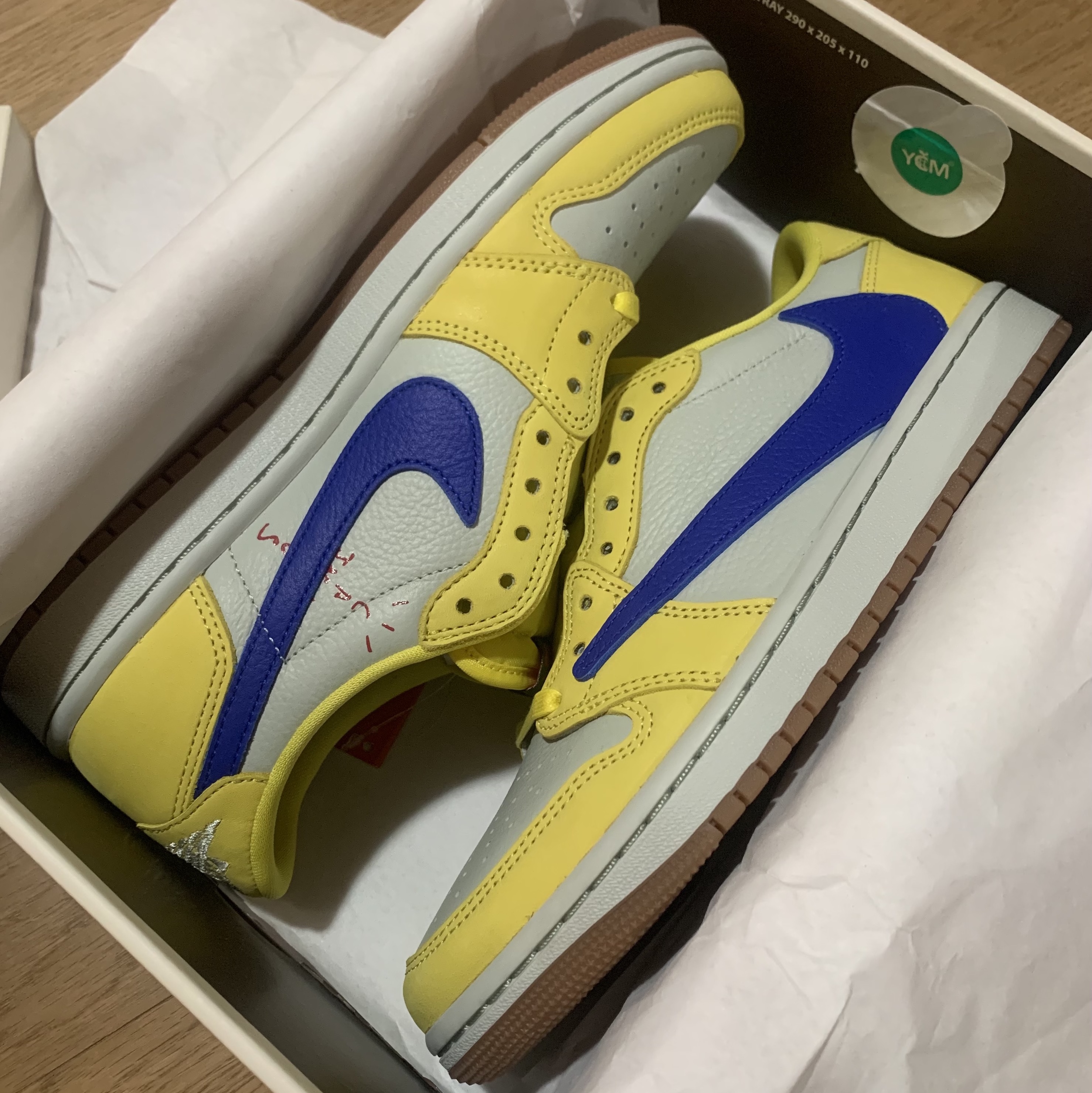 (W) Jordan 1 x Travis Scott Retro Low OG SP Canary 착용 스타일 - 4