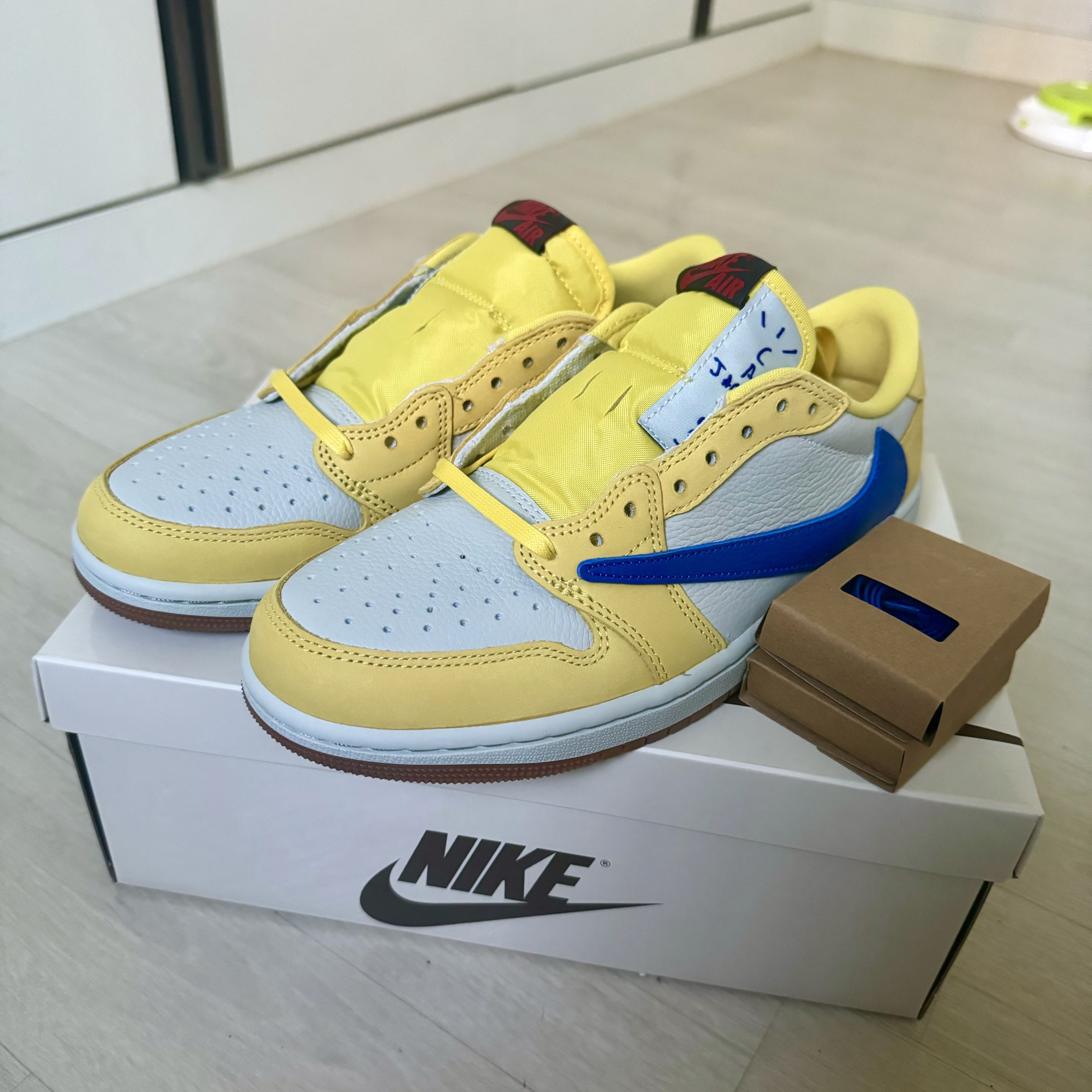 (W) Jordan 1 x Travis Scott Retro Low OG SP Canary 착용 스타일