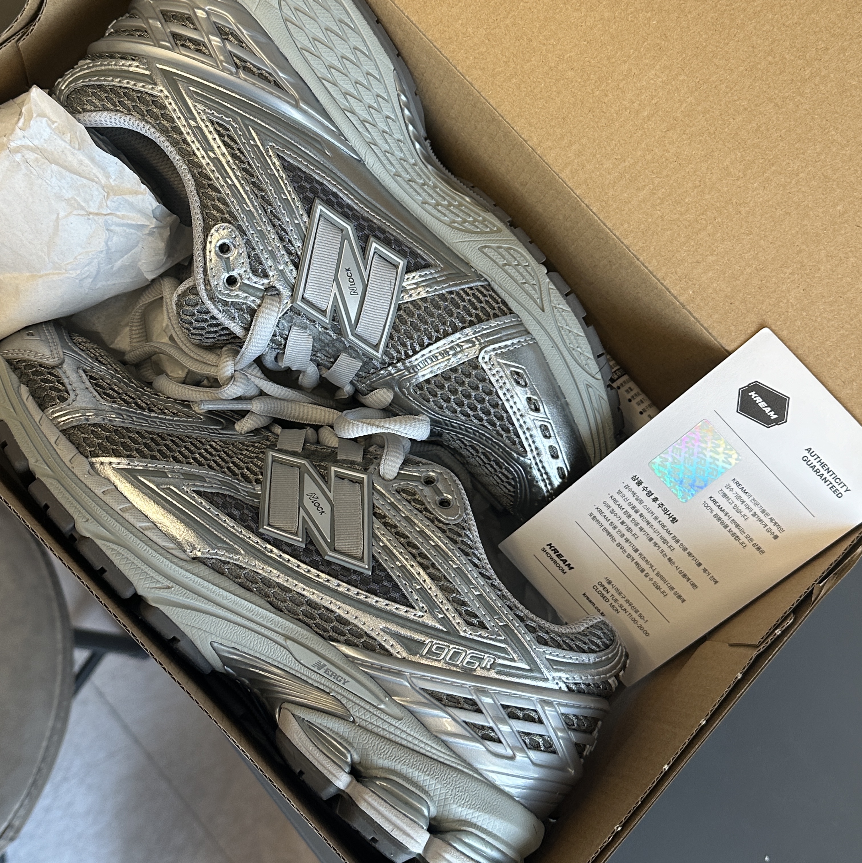 New Balance 1906R Harbor Grey Silver Metalic 착용 스타일 - 4