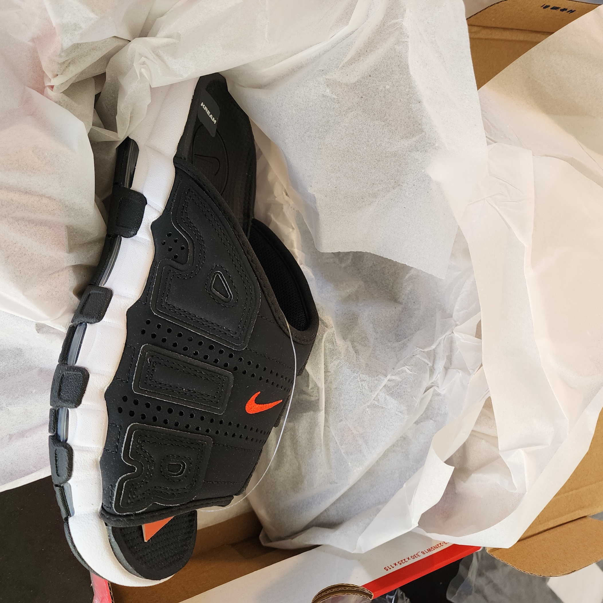 Nike Air More Uptempo Slide Black White 착용 스타일 - 1