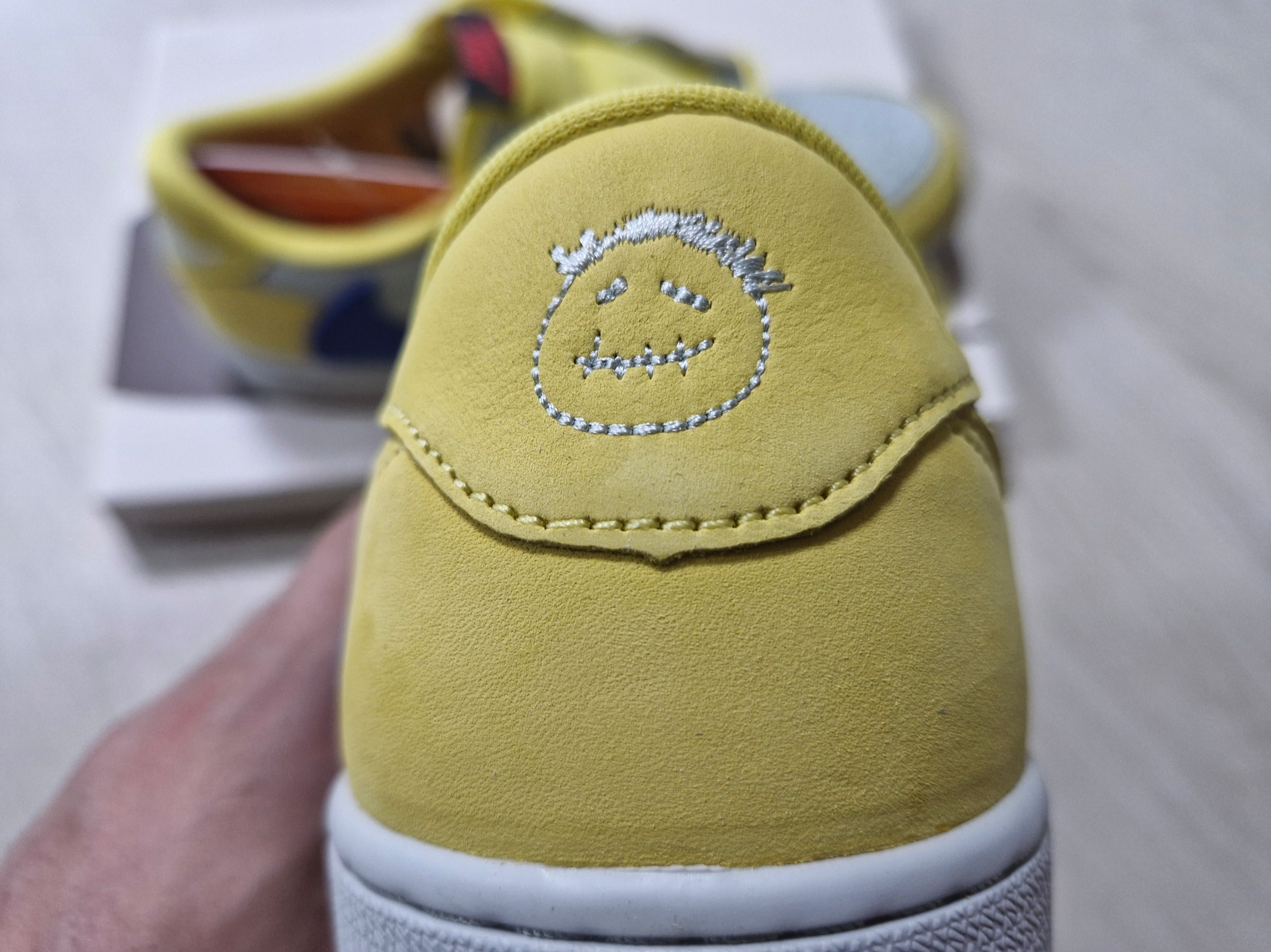 (W) Jordan 1 x Travis Scott Retro Low OG SP Canary 착용 스타일 - 6