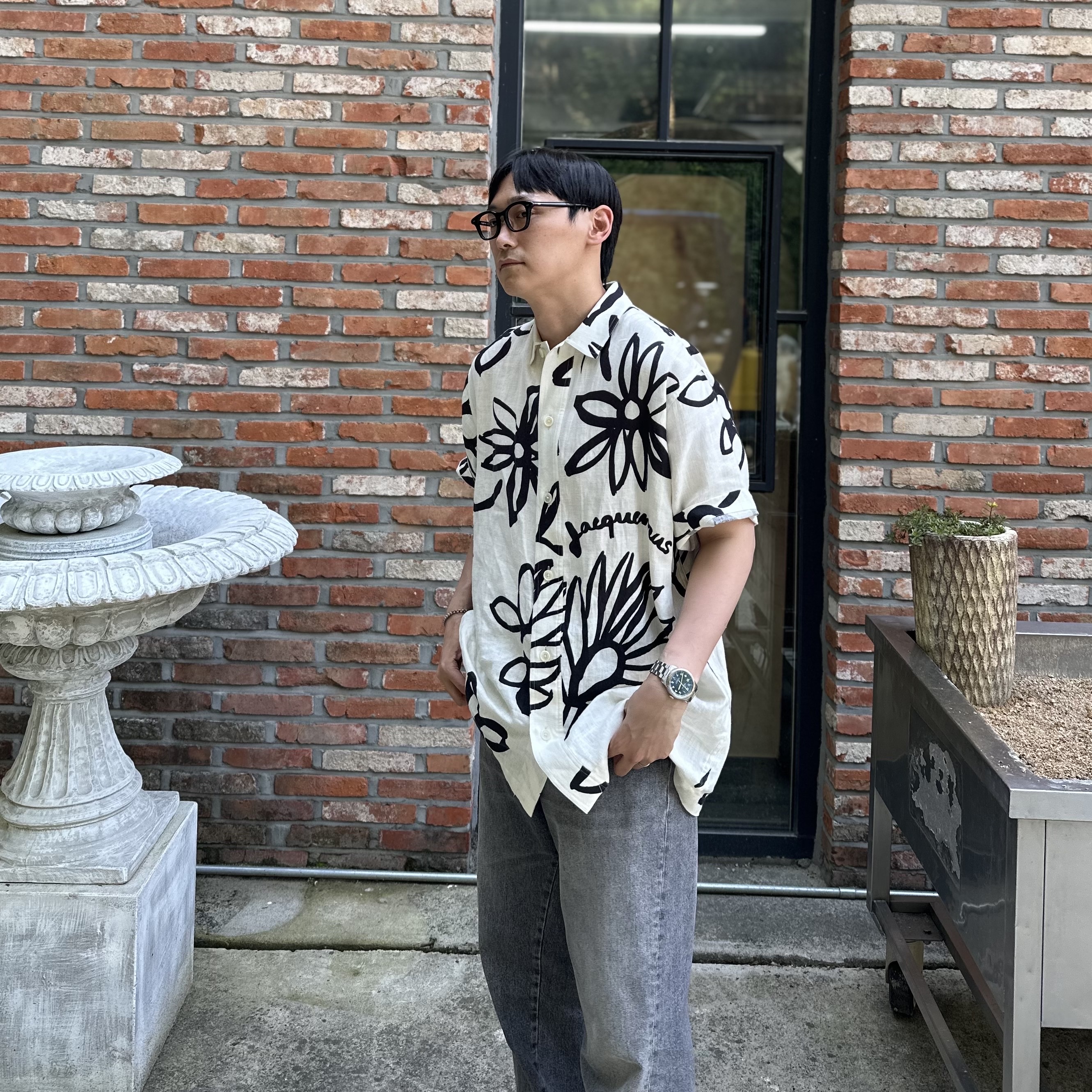 Jacquemus La Chemise Moisson Flower Sketch Short Sleeved Shirt Print Black White Flowers 착용 스타일 - 3