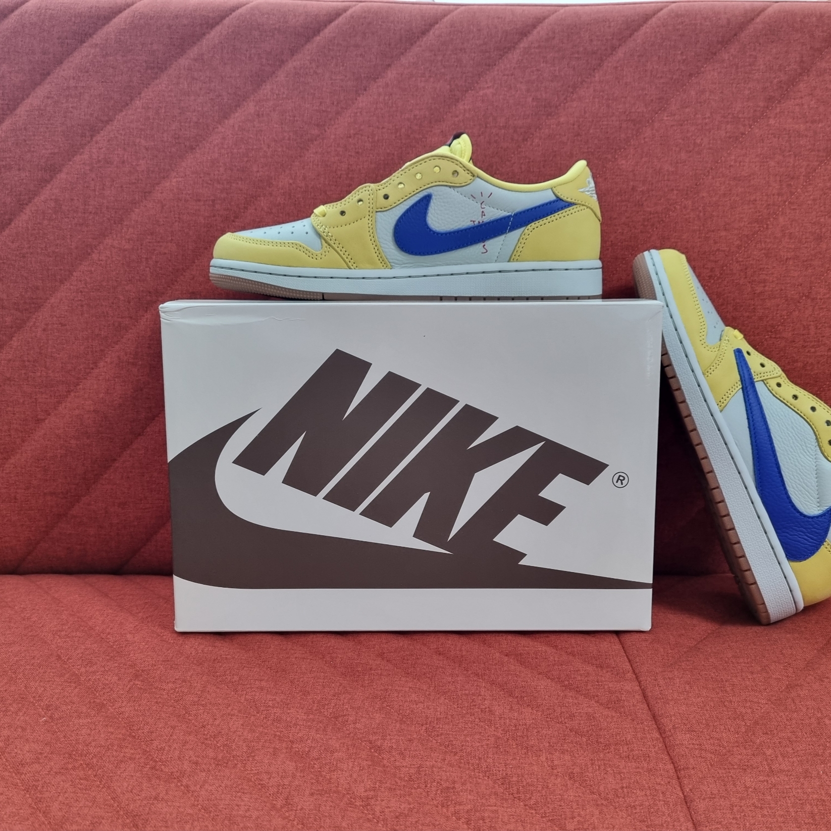 (W) Jordan 1 x Travis Scott Retro Low OG SP Canary 착용 스타일 - 1