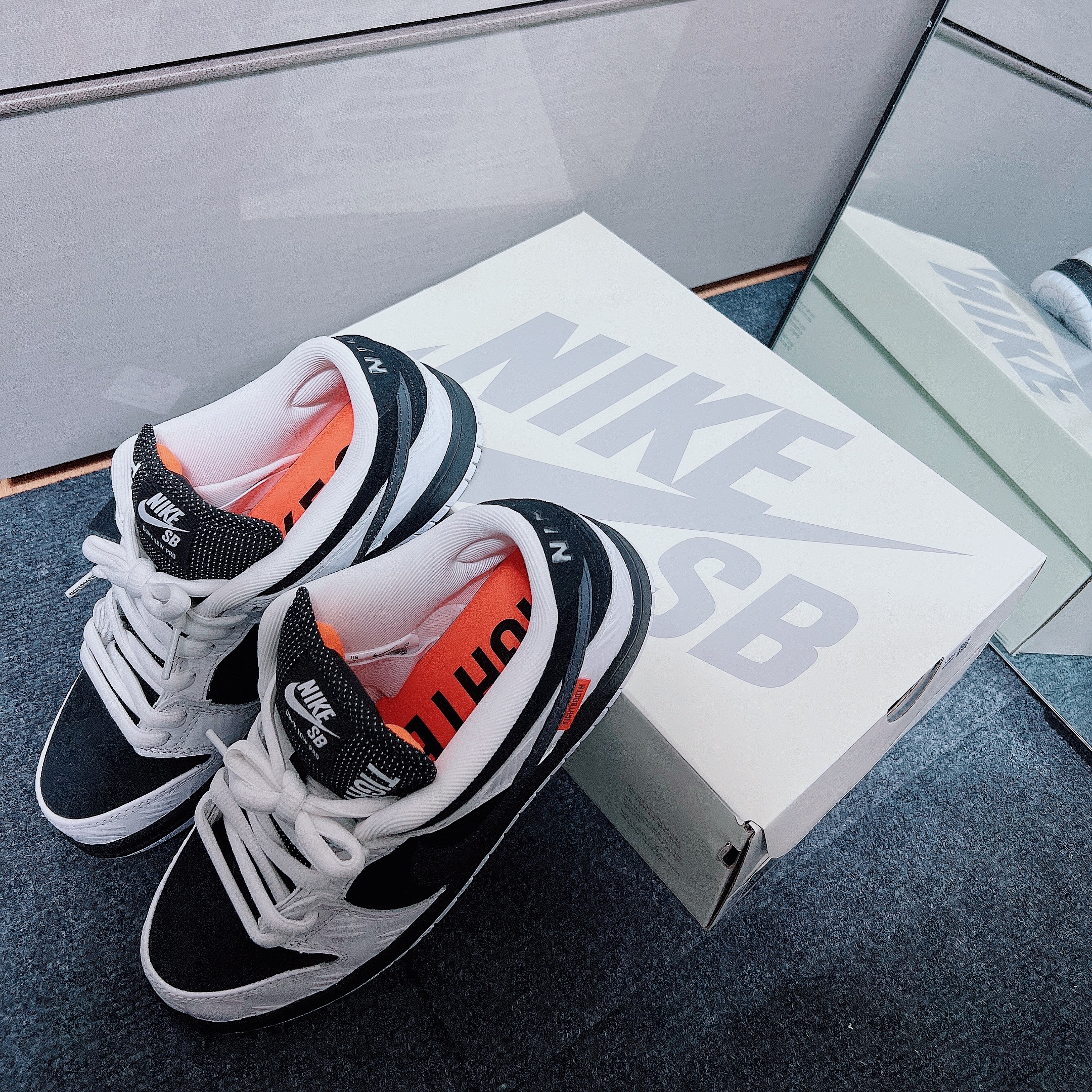 Nike x Tightbooth SB Dunk Low Pro Black and White 착용 스타일 - 8
