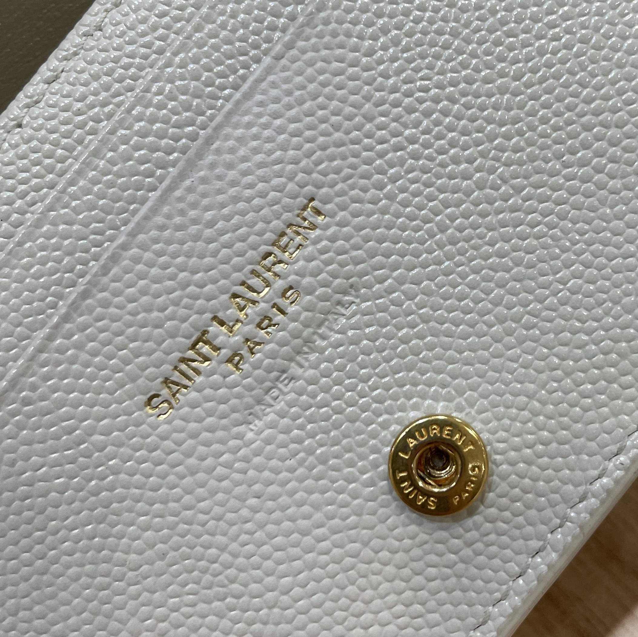 Saint Laurent Cassandre Matelasse Flap Card Case in Grain De Poudre Embossed Leather Blanc Vintage 착용 스타일 - 2