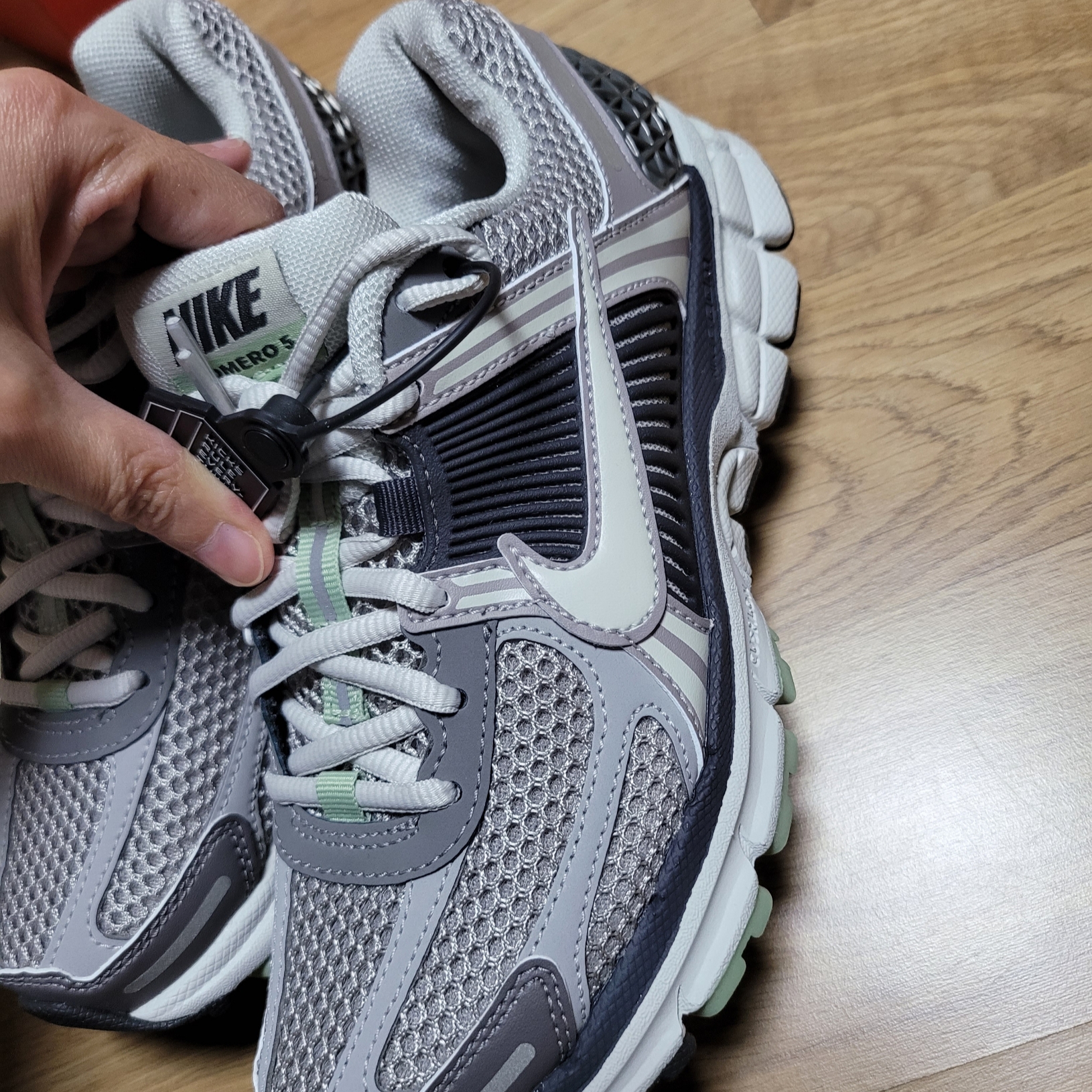 (W) Nike Zoom Vomero 5 Cobblestone and Flat Pewter 착용 스타일