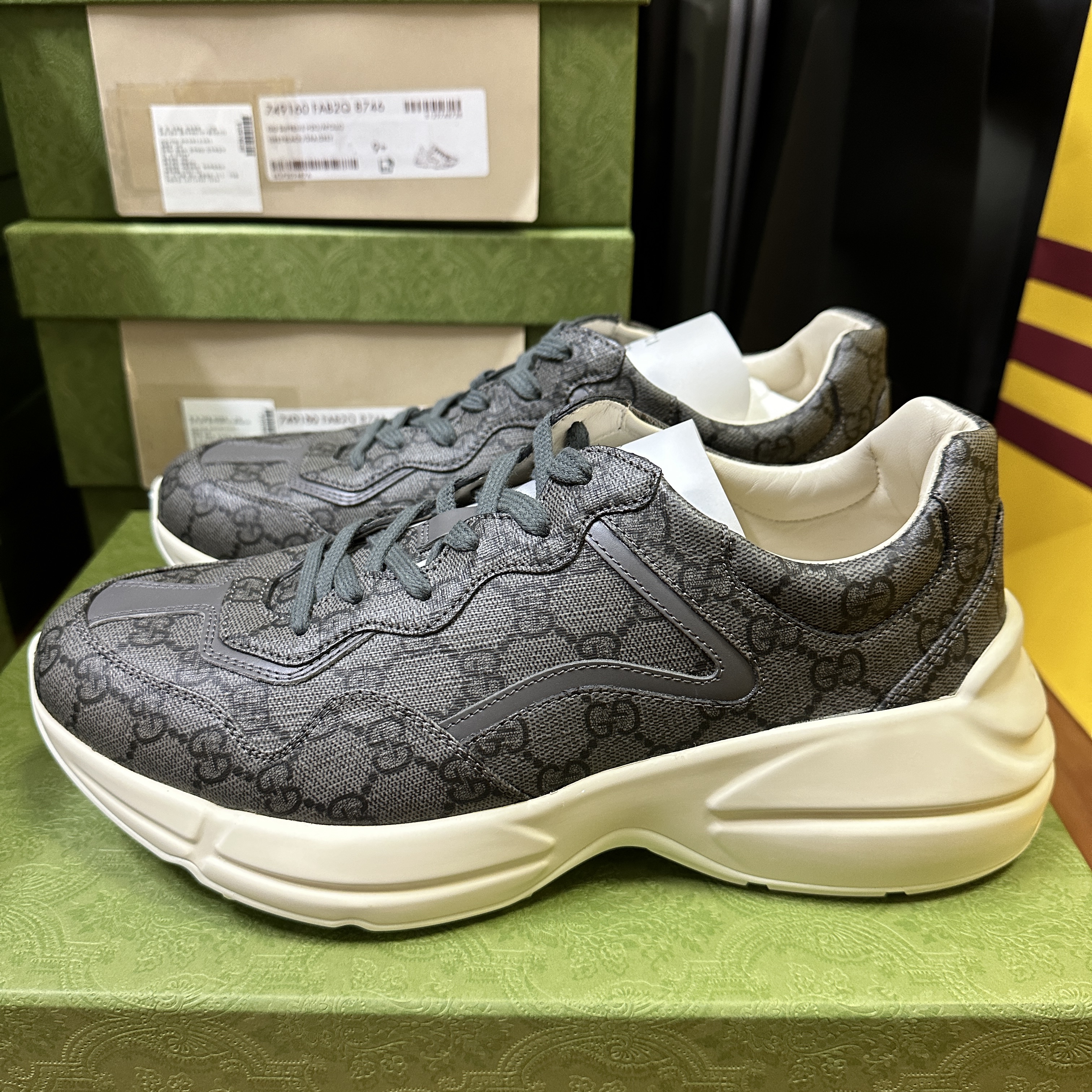 Gucci Rhyton Sneaker Grey Black 착용 스타일 - 2