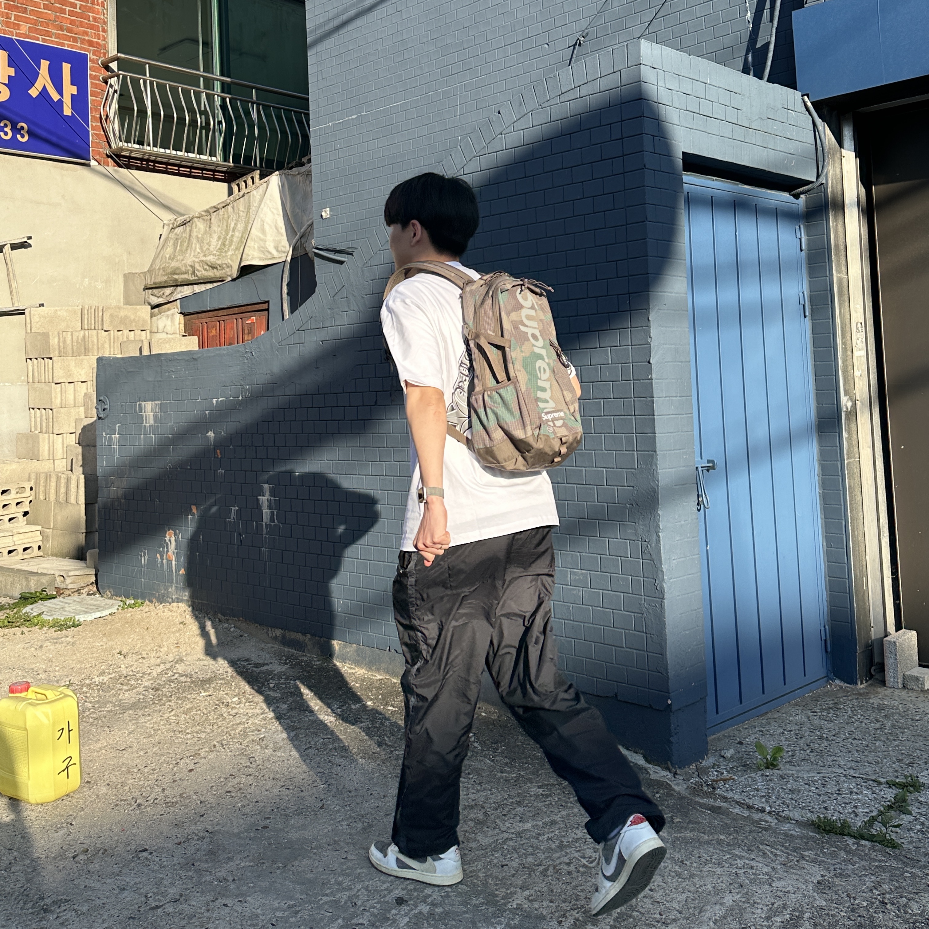 Supreme Backpack Woodland Camo - 24SS, Jordan 1 x Travis Scott Retro Low OG SP Sail and Ridgerock 착용 스타일 - 2