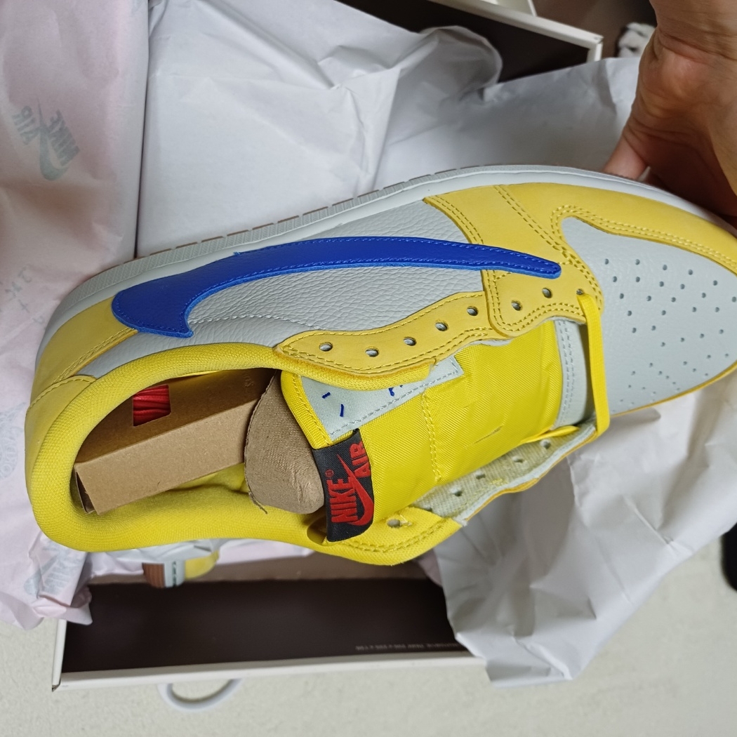 (W) Jordan 1 x Travis Scott Retro Low OG SP Canary 착용 스타일 - 1