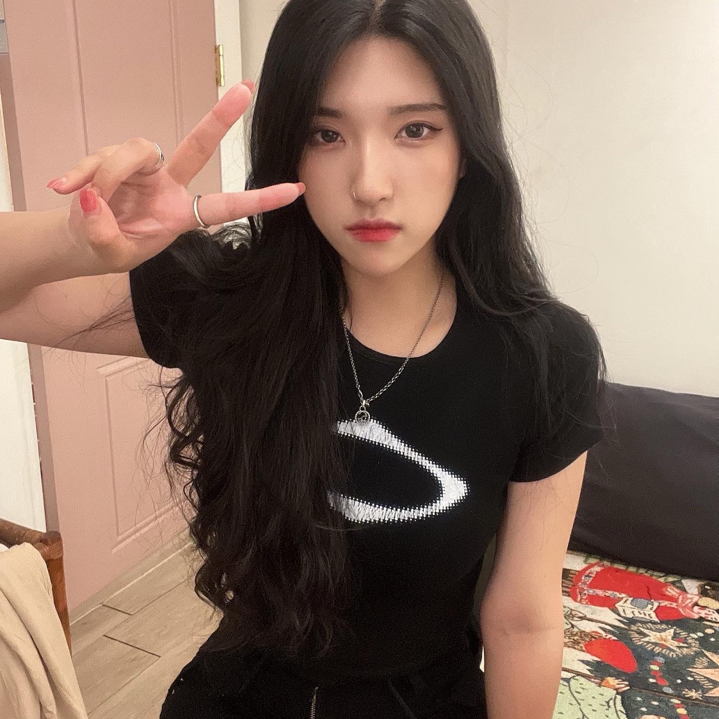 (W) Mischief Rhombus Blur T-Shirt Mini Black 착용 스타일 - 1