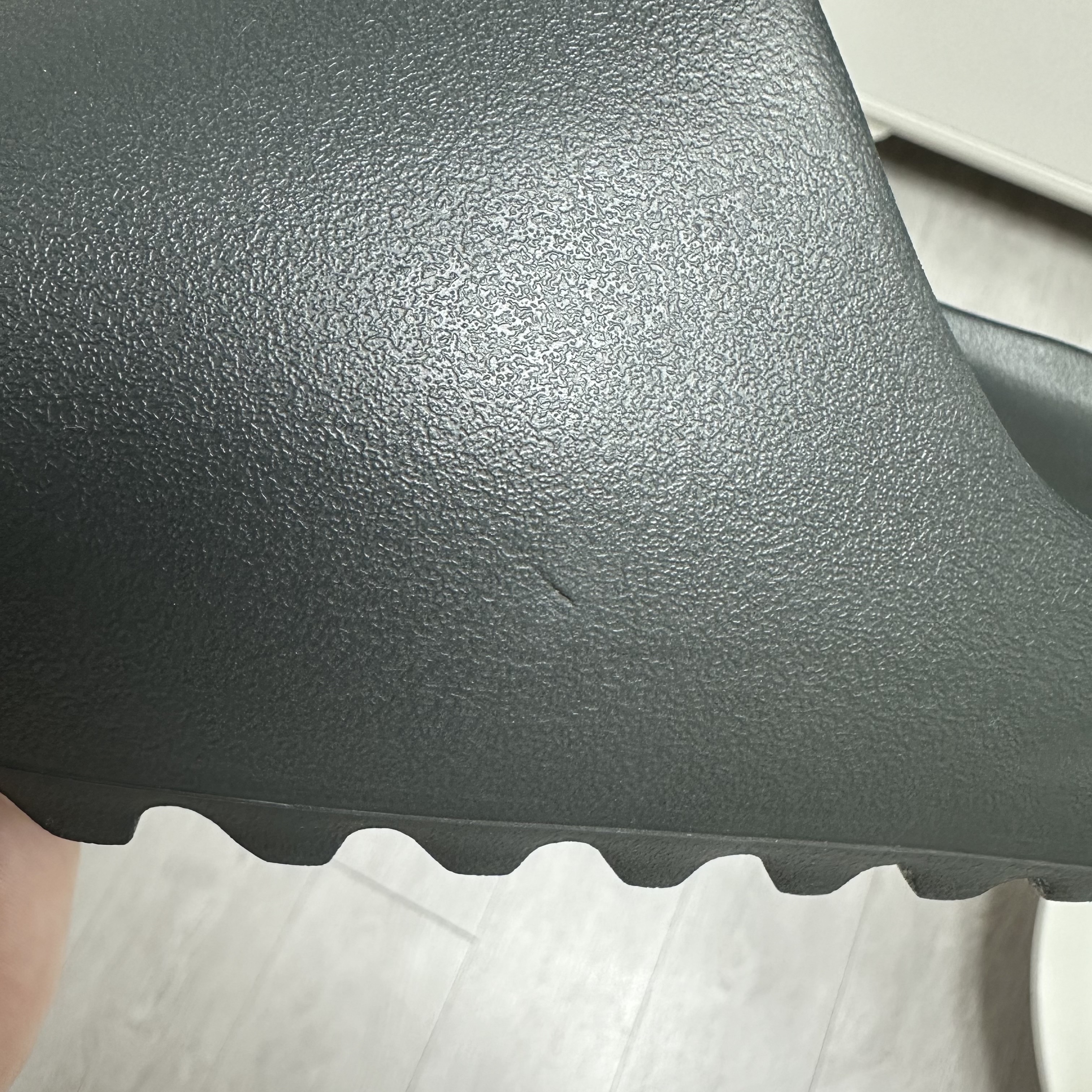 Adidas Yeezy Slide Dark Onyx 2024 착용 스타일 - 3