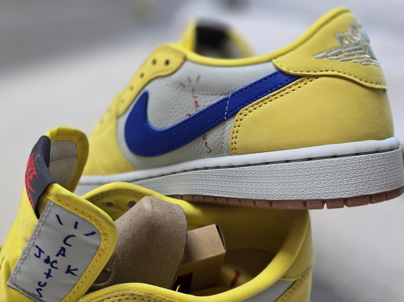 (W) Jordan 1 x Travis Scott Retro Low OG SP Canary 착용 스타일 - 2