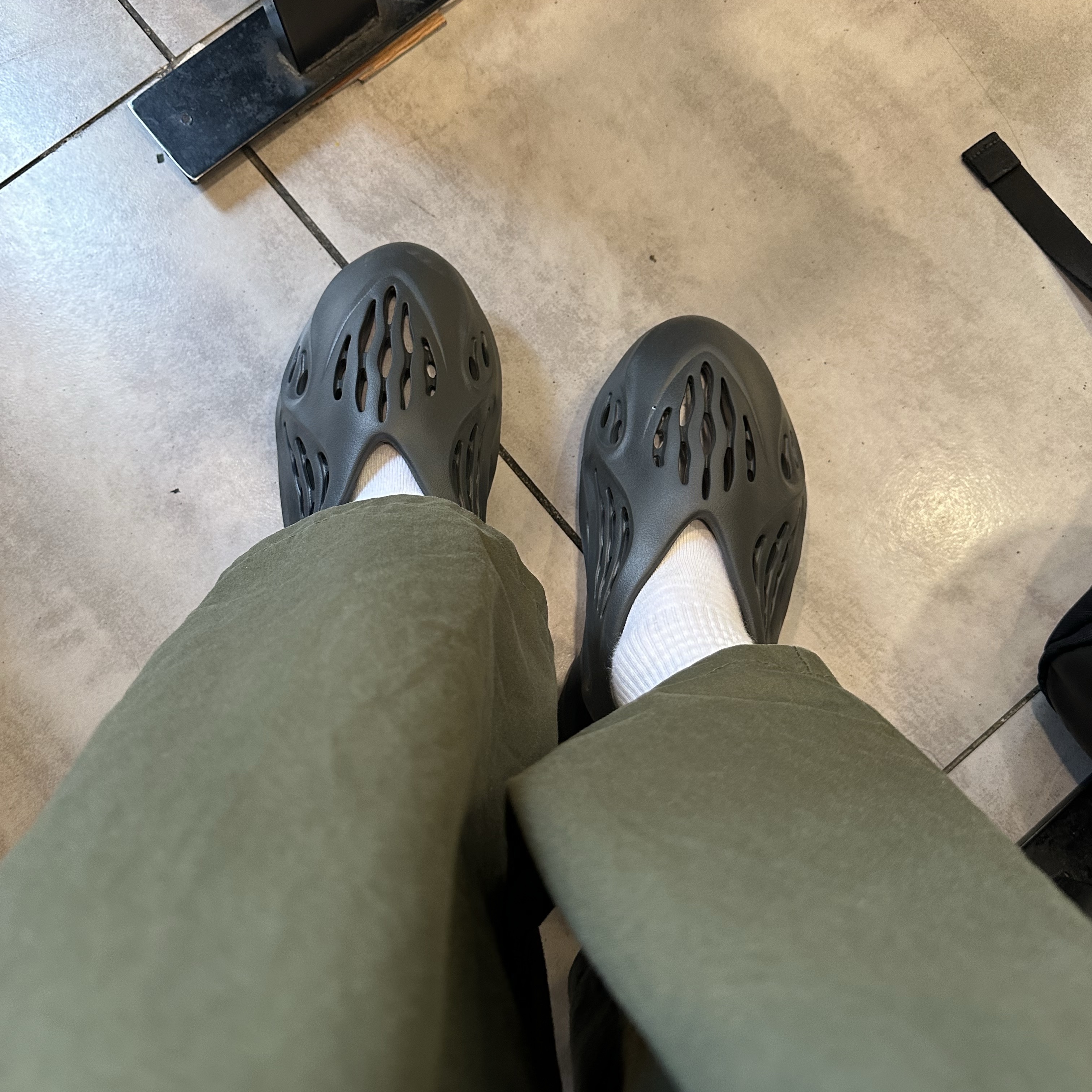 Adidas Yeezy Foam RNNR Onyx 착용 스타일