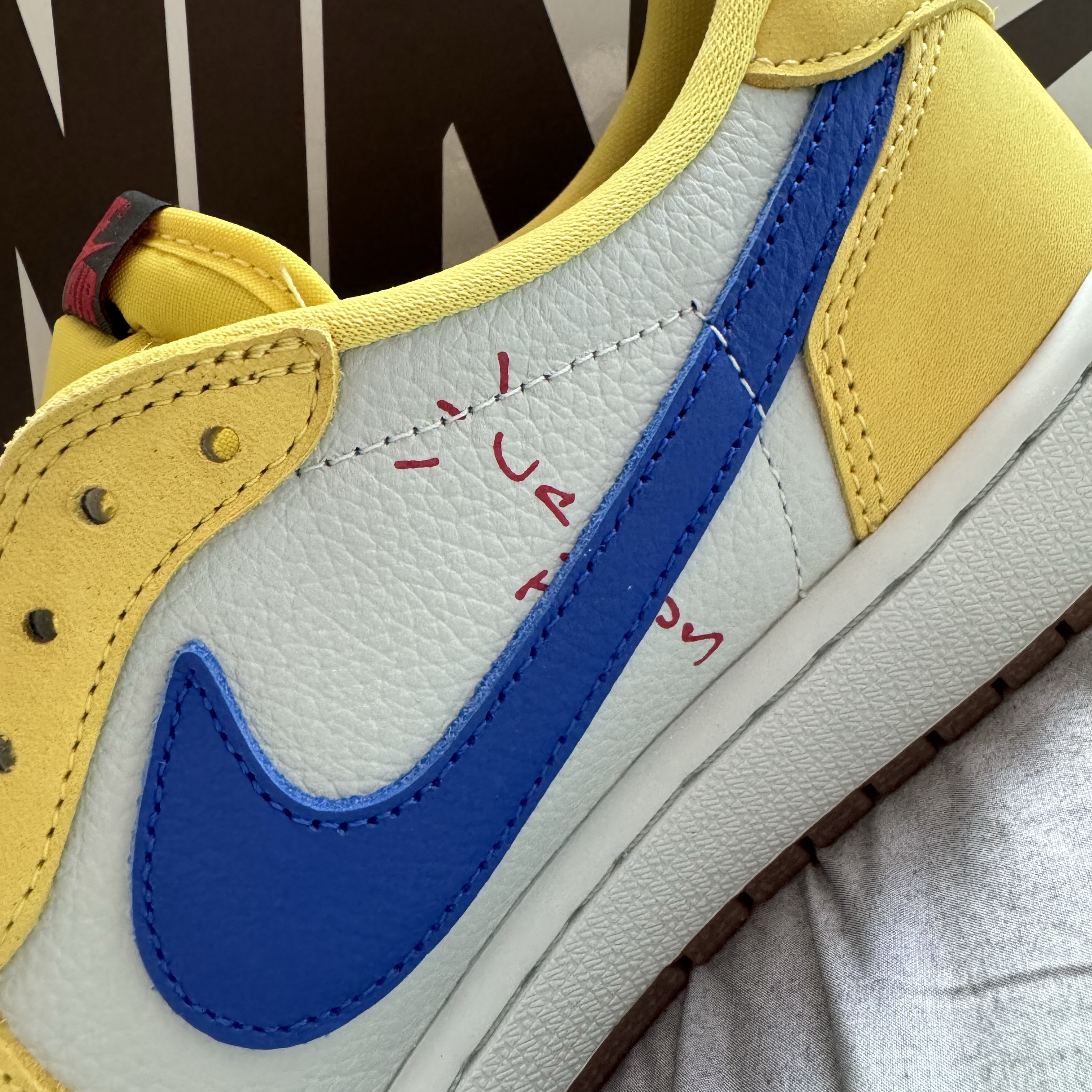 (W) Jordan 1 x Travis Scott Retro Low OG SP Canary 착용 스타일 - 3