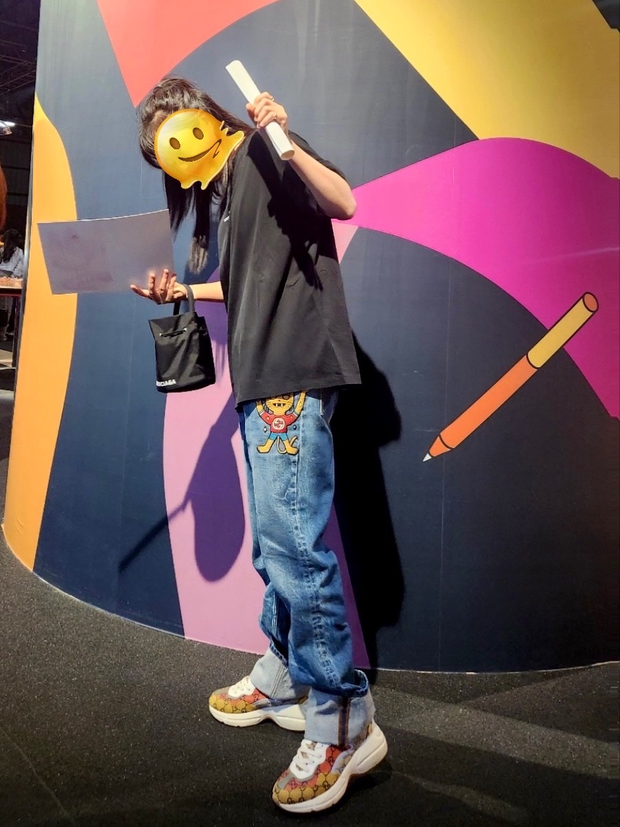 (W) Gucci Rhyton GG Multicolor Sneakers White, Maison Margiela Distorted Logo T-Shirt Black 착용 스타일