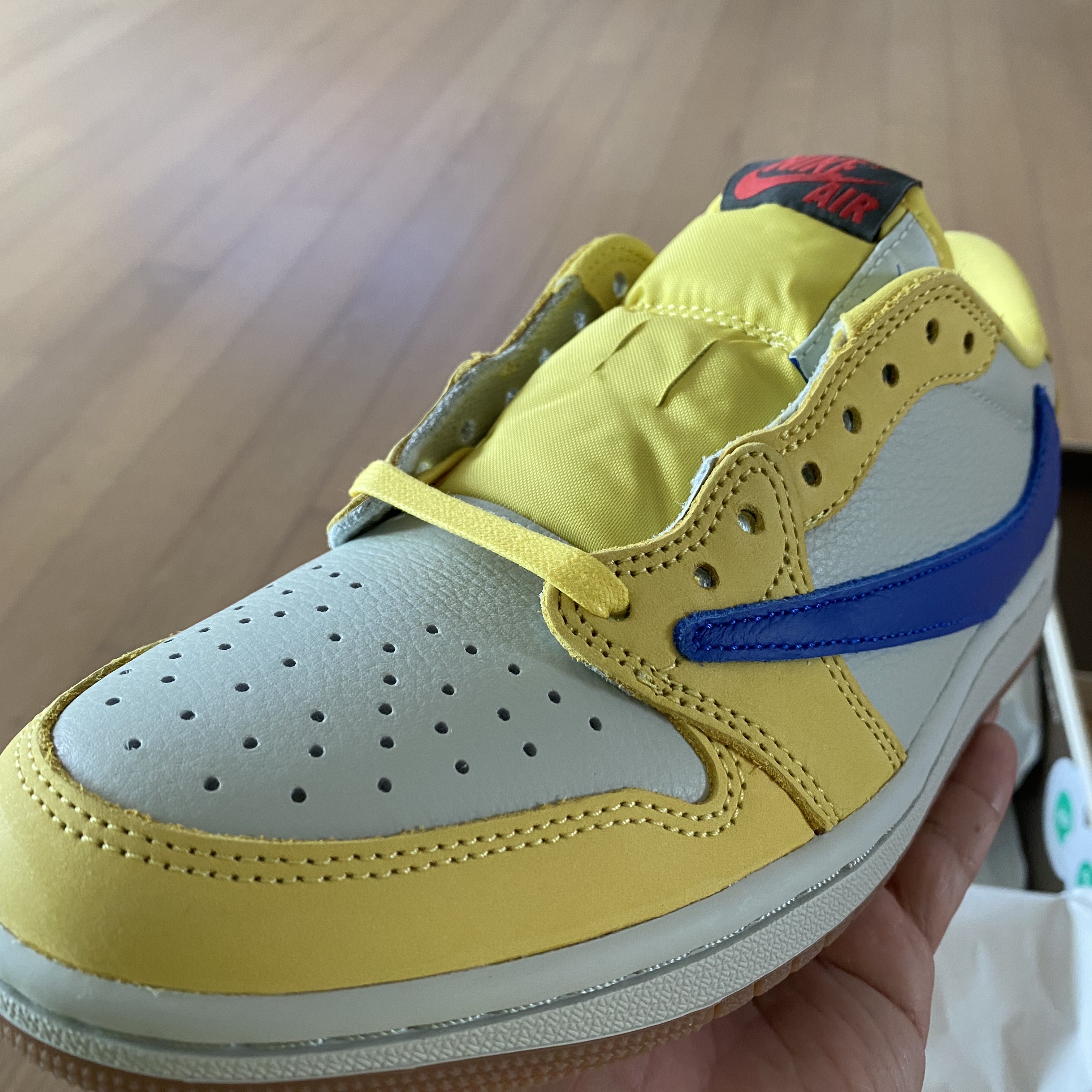 (W) Jordan 1 x Travis Scott Retro Low OG SP Canary 착용 스타일 - 2