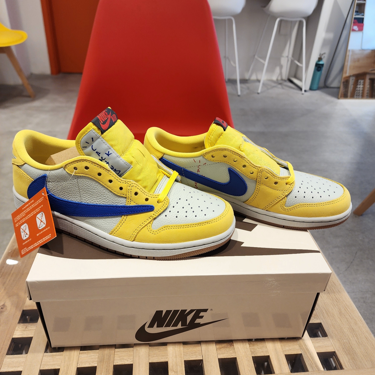 (W) Jordan 1 x Travis Scott Retro Low OG SP Canary 착용 스타일 - 5